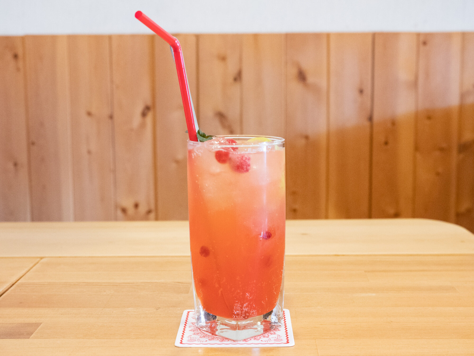 美しい薄桃色の見た目とさわやかな甘酸っぱさが特徴 (提供:ジョン・バーガー&カフェ)