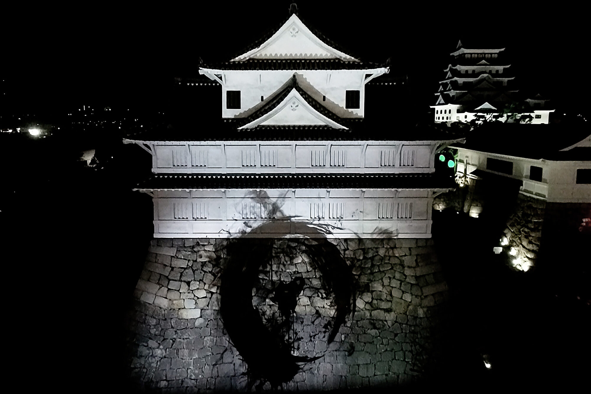 チームラボ《伏見櫓の円相 - 福山城》©チームラボ