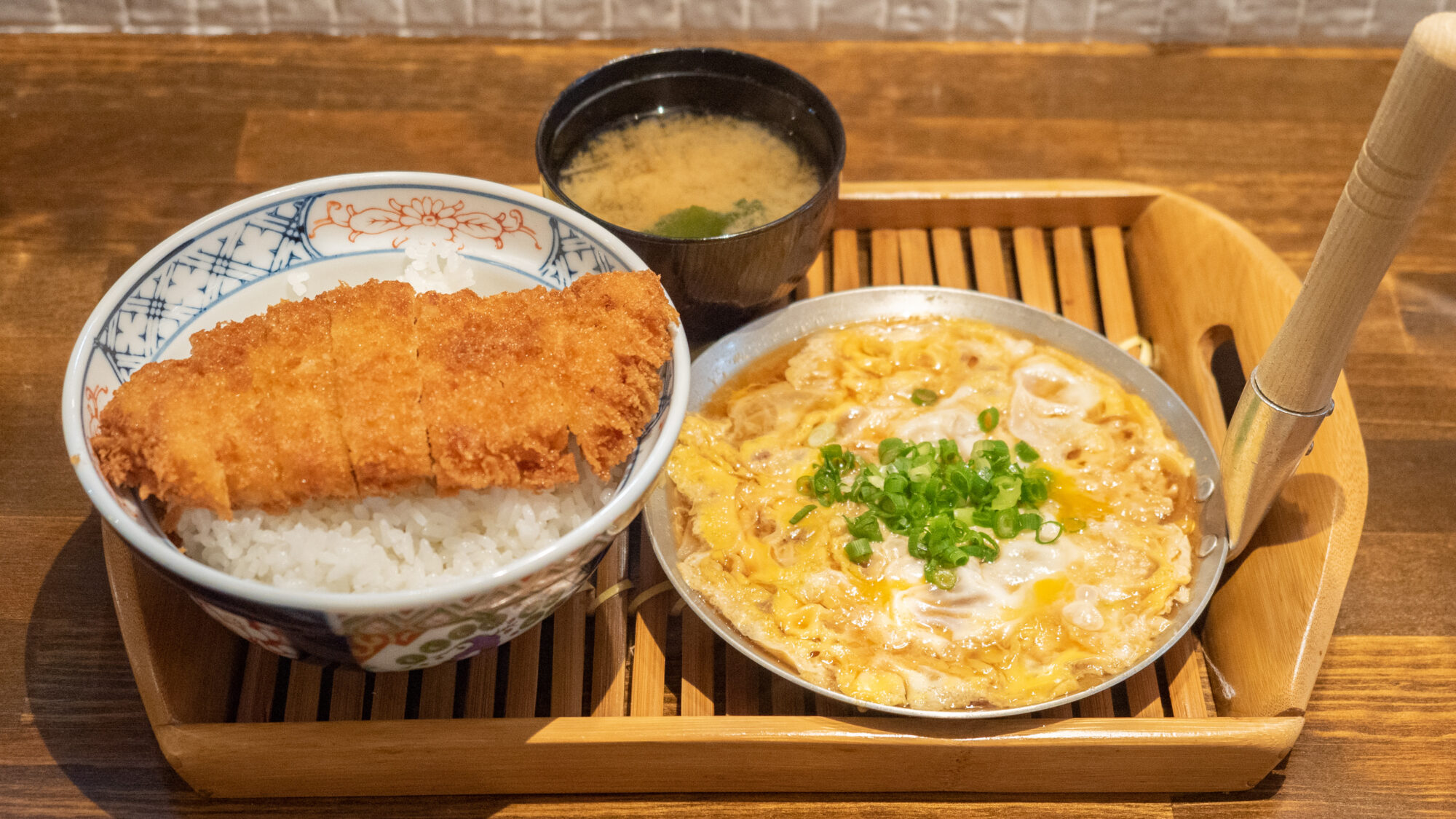 セルフあと載せ方式がめずらしい、カツ丼定食(680円)