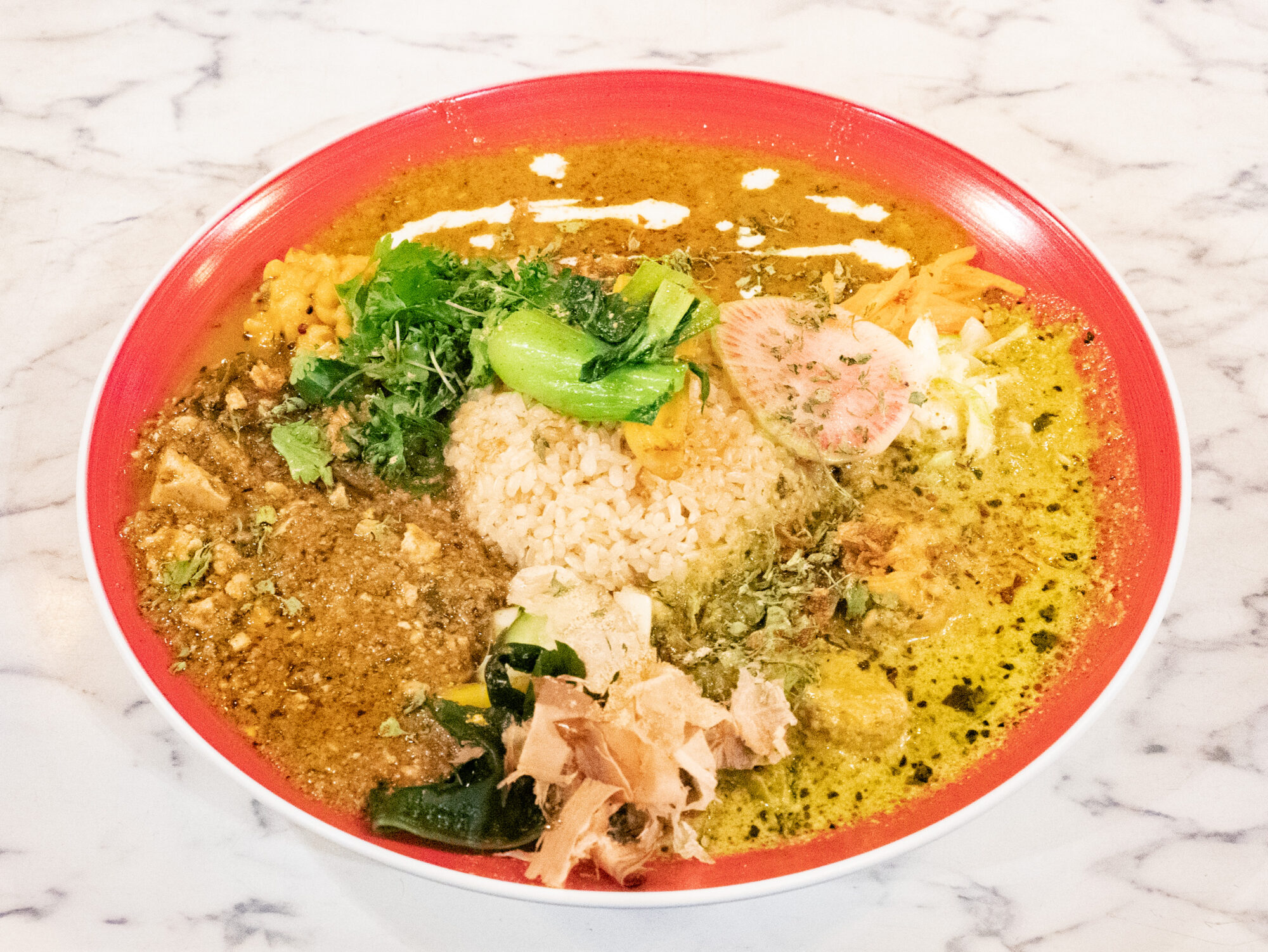 旧水曜カレー：三つ巴カレー（吉備高原鶏のスパイシーチキン×麻婆豆腐カレー×田尻パプリカグリーンカレー）
