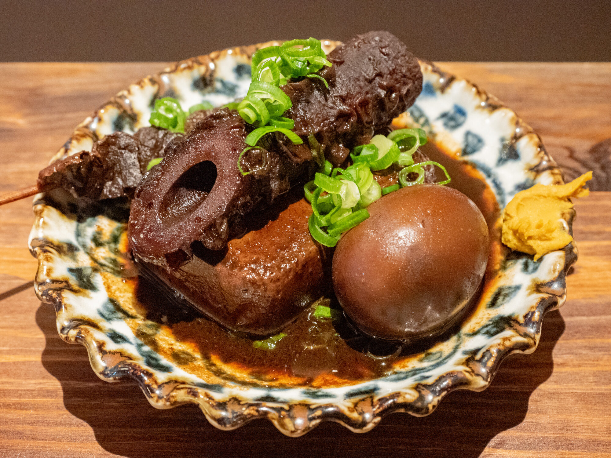 4種盛合わせ(奥からもつ串、ちくわ、豆腐煮、玉子)