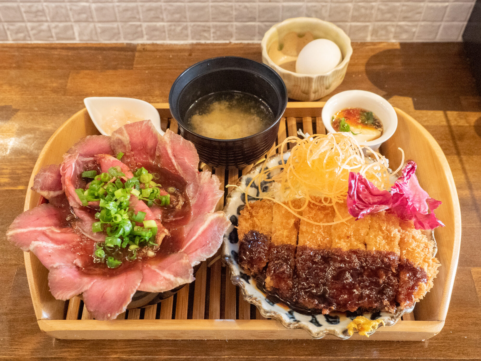 ひろやのスペシャル定食(1,100円)。丼はローストビーフ丼、日替わりおかずはトンカツ