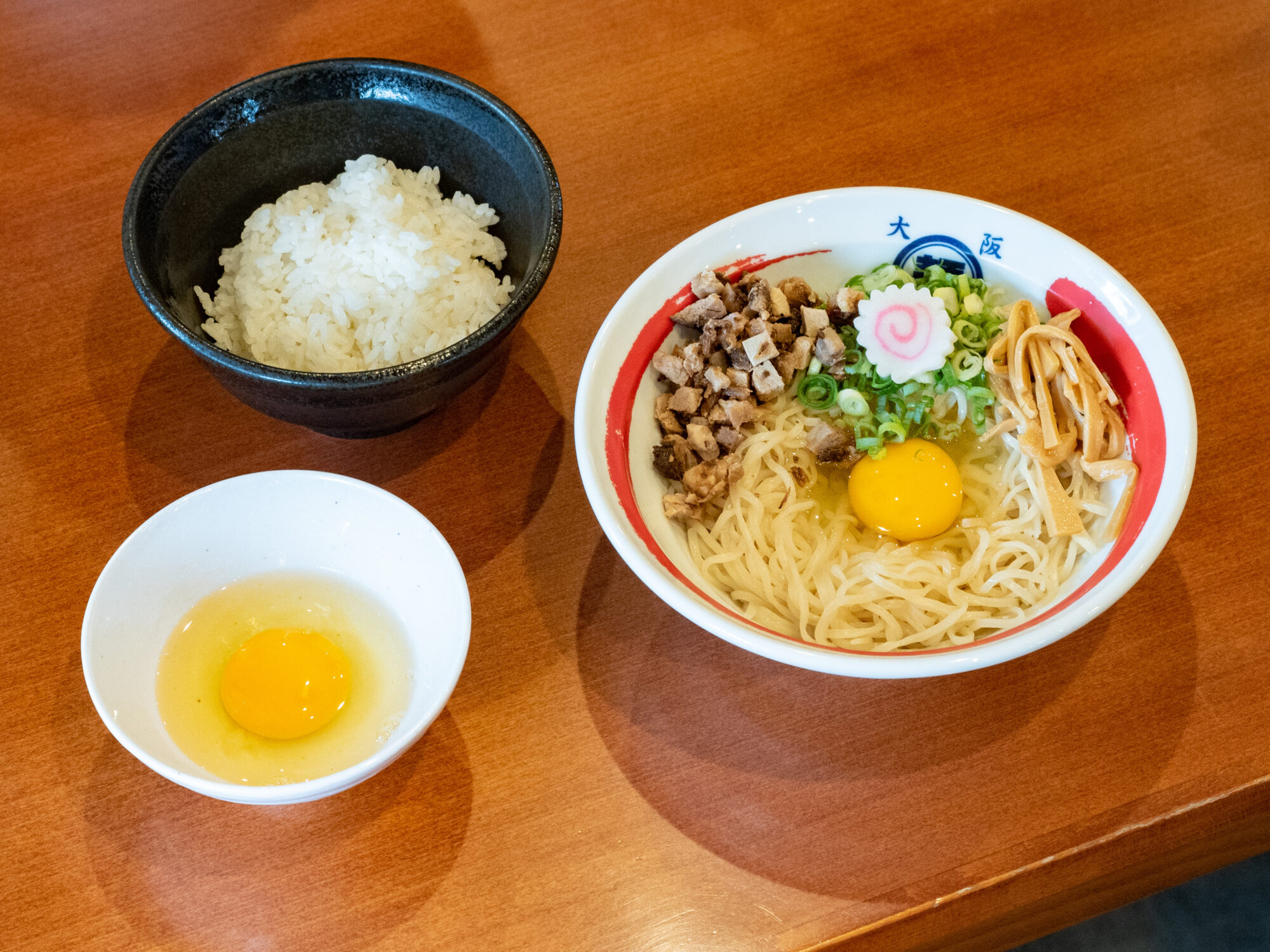左：卵かけご飯セット、右：塩まぜそば