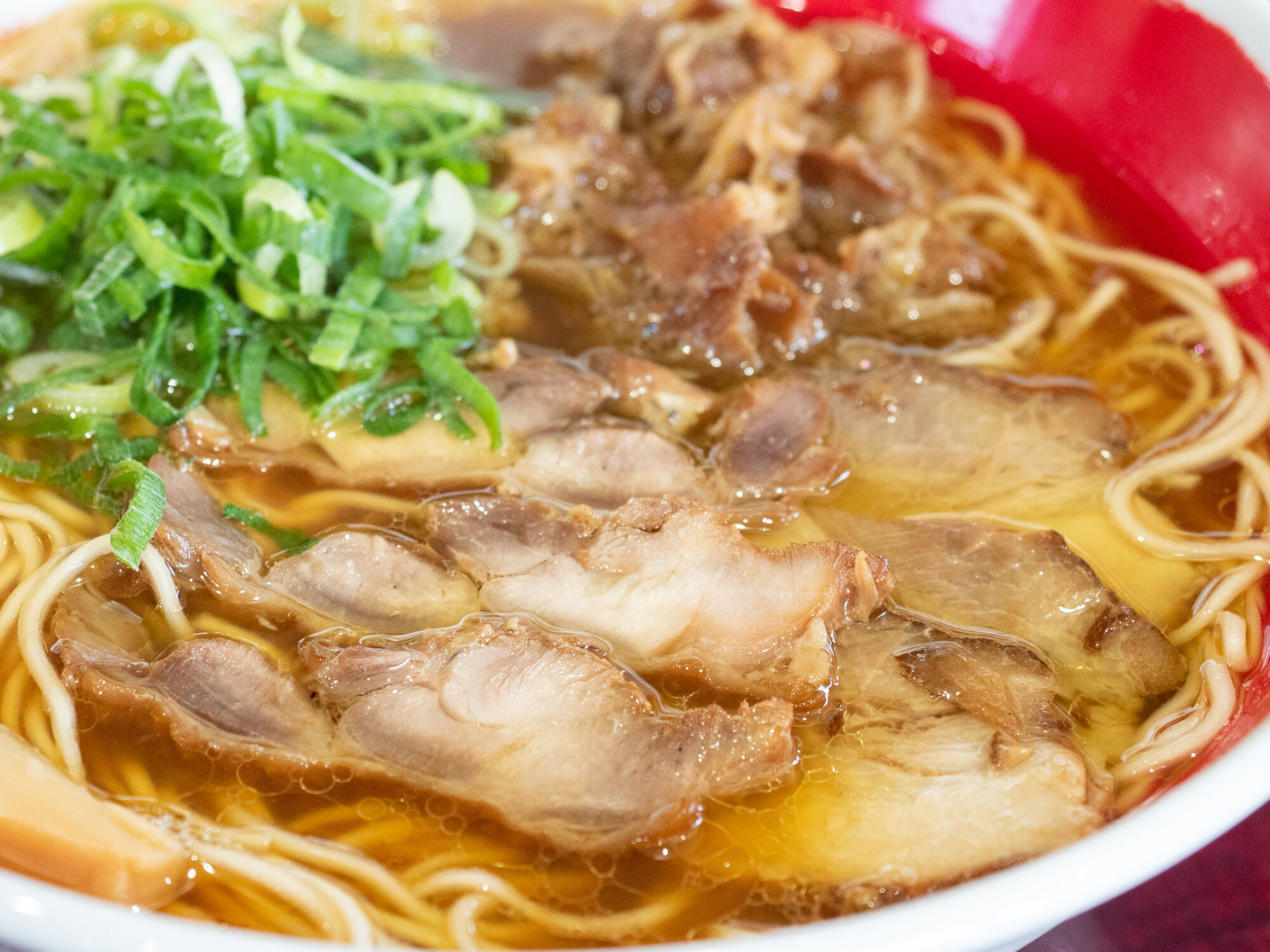 鶏肉は、中華そばに入るものと同じカシワ肉の鶏チャーシュー
