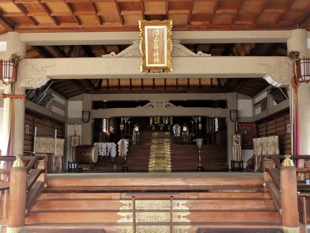 拝殿の内部