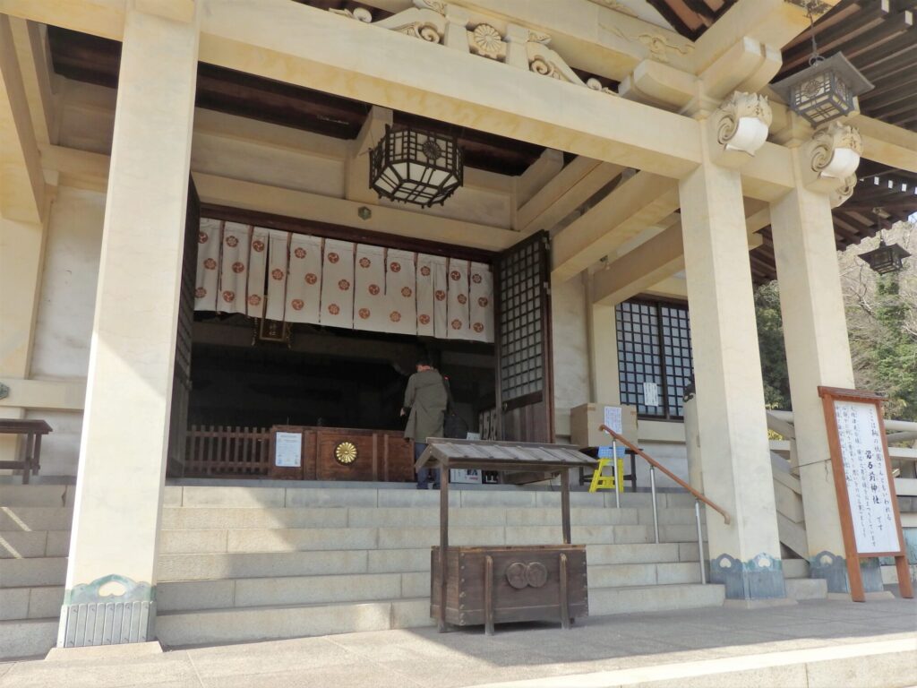 拝殿の入口