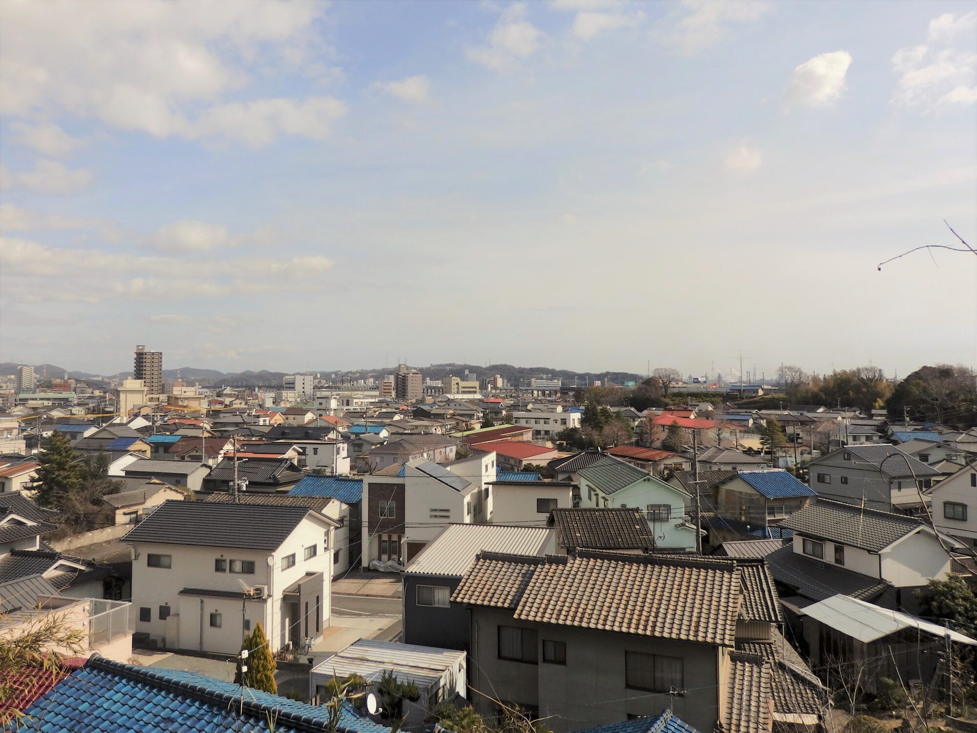 住宅地の先に山陽新幹線の高架を望める