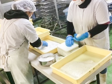 餅の製造風景(提供：千萬喜家)