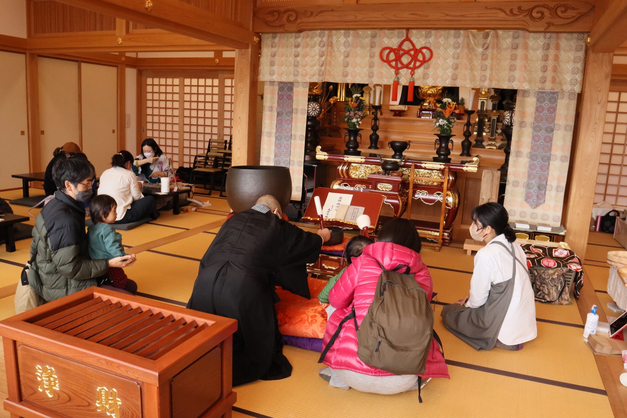 来た人たちと触れ合う住職
