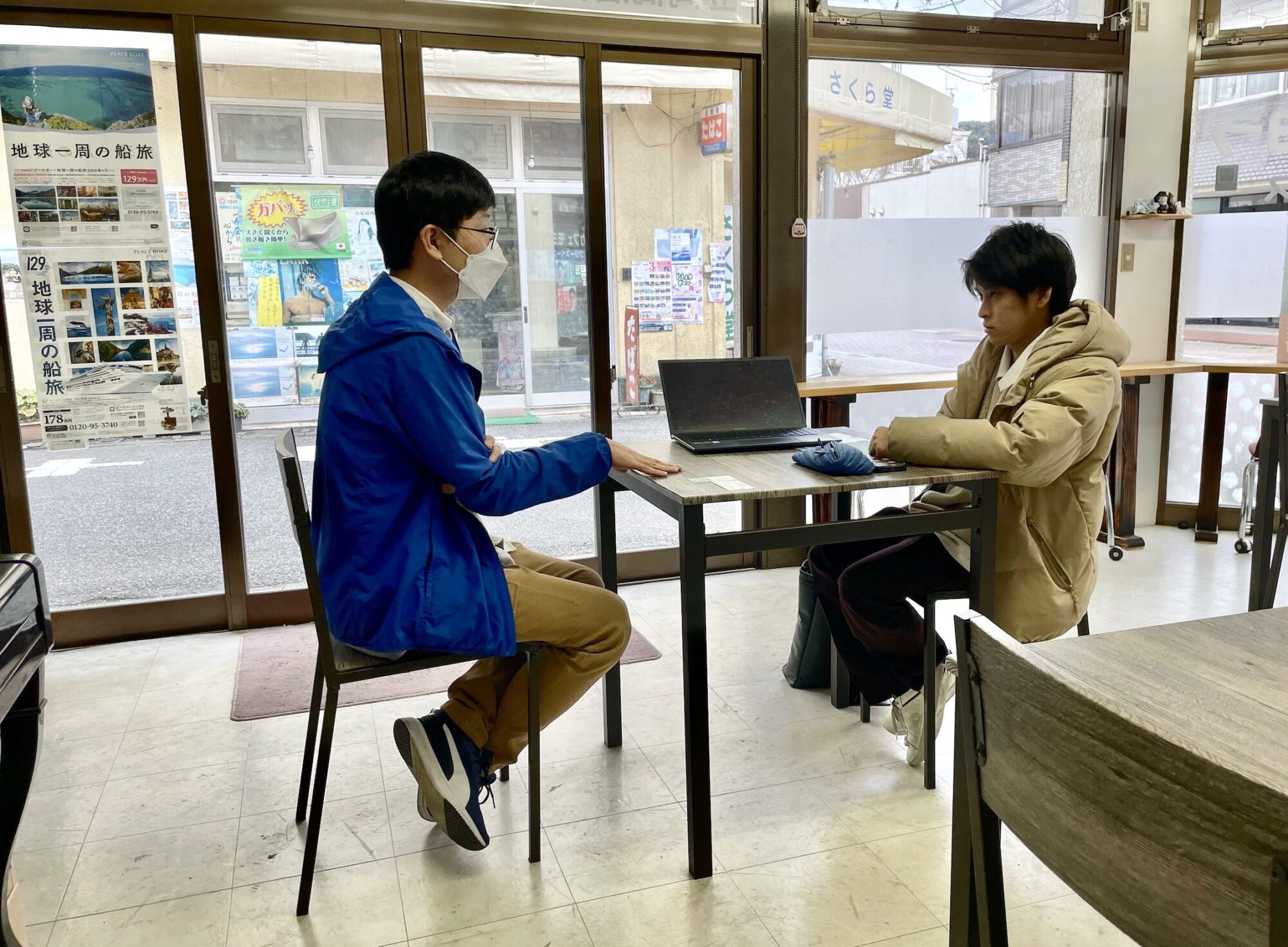 モヨラ韓国語塾で金さん（画像左）の話に耳を傾ける浪尾さん（画像右）