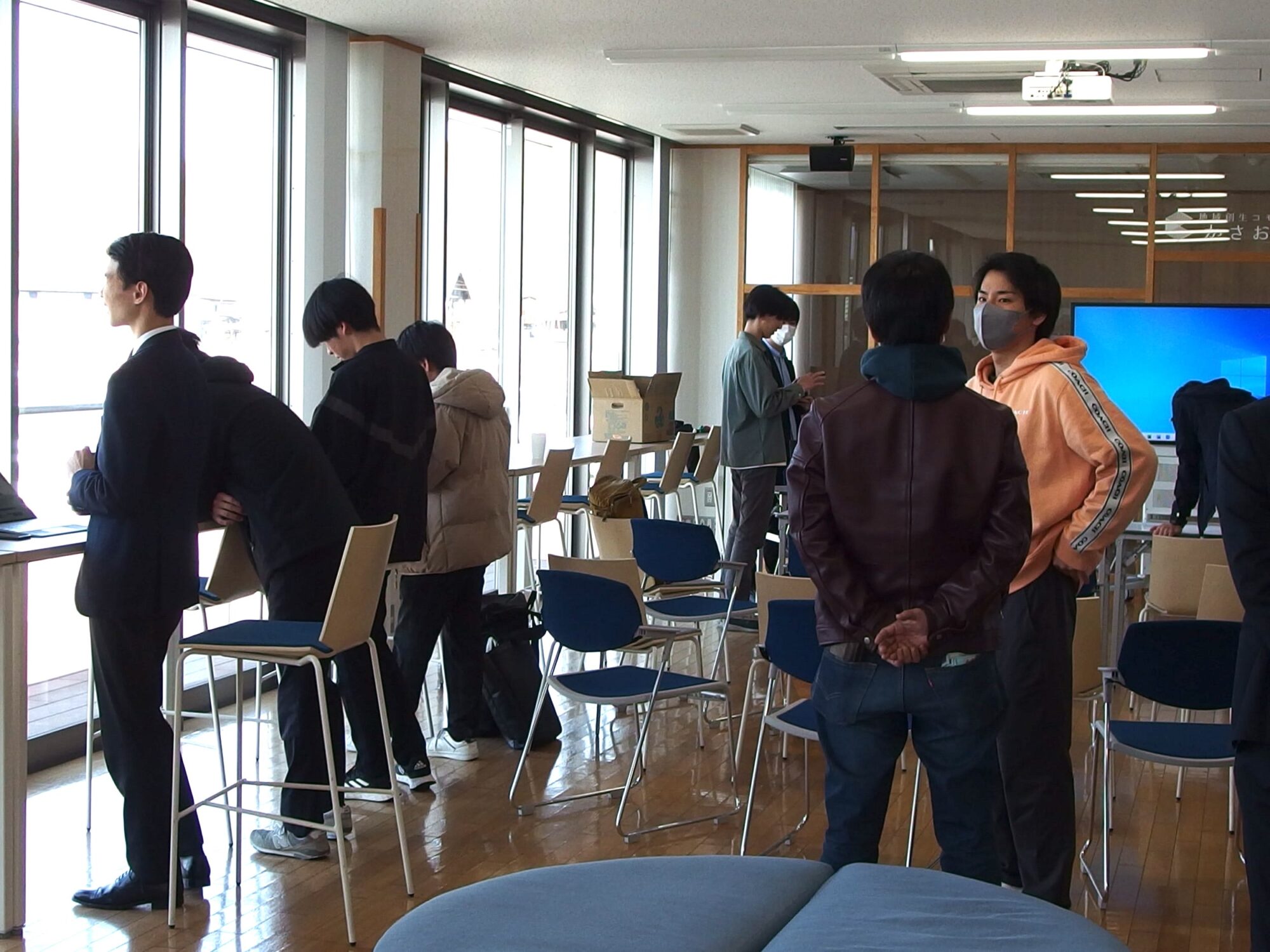プレゼンテーションの練習をする学生たち
