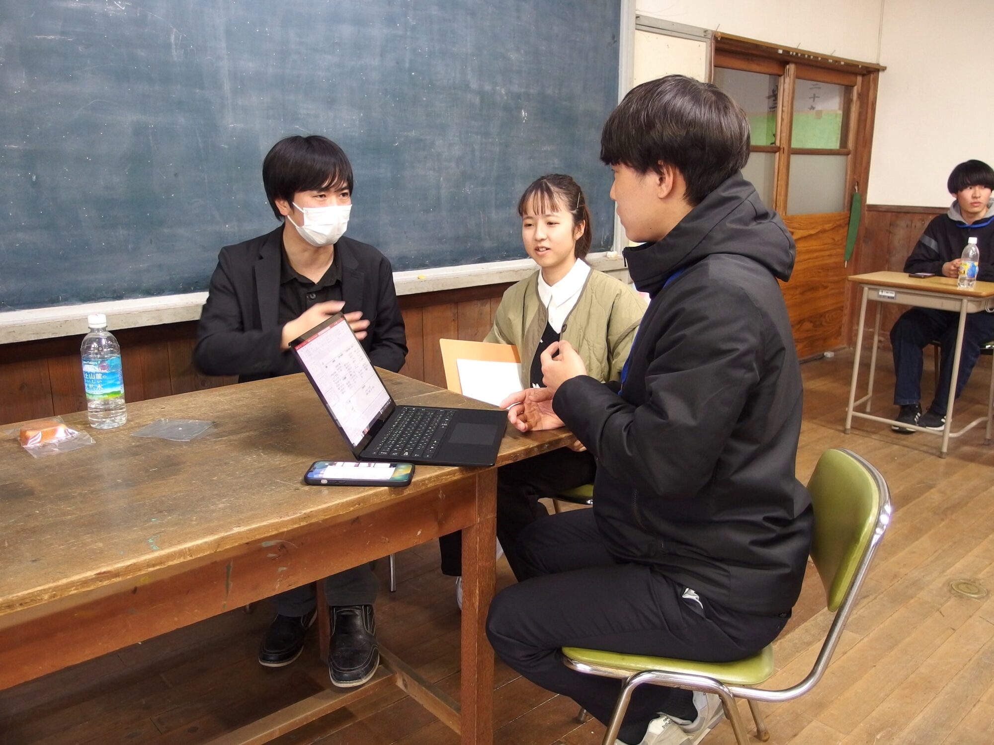 左：株式会社kakeruX 代表取締役社長の寺田伊織さん
