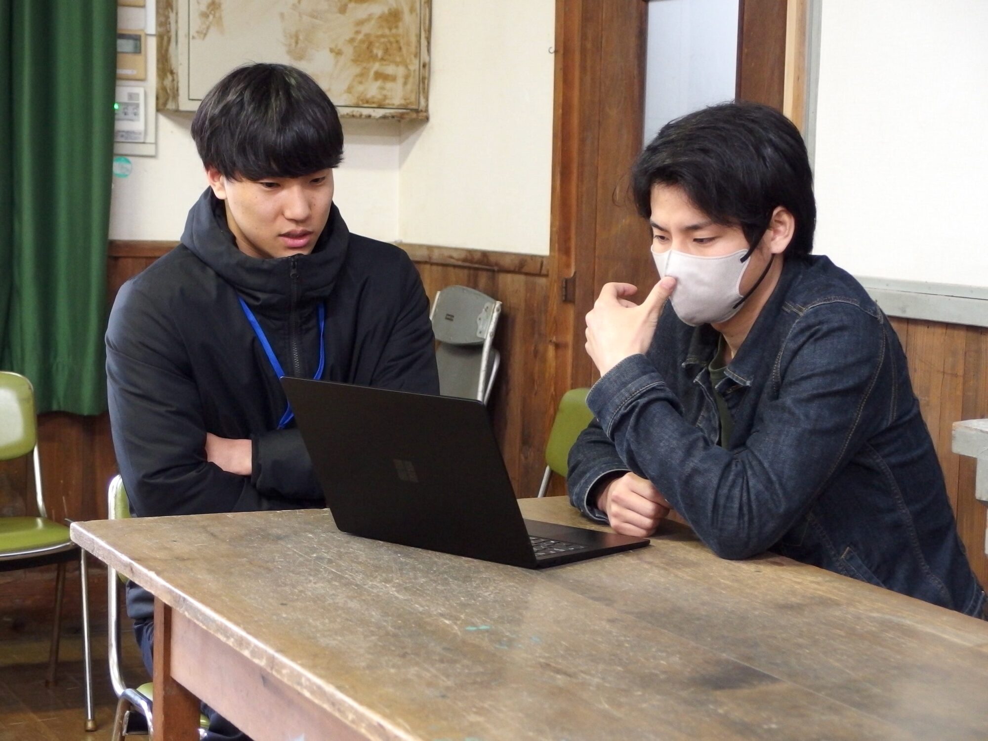 右：笠岡市地域おこし協力隊 高村颯さん