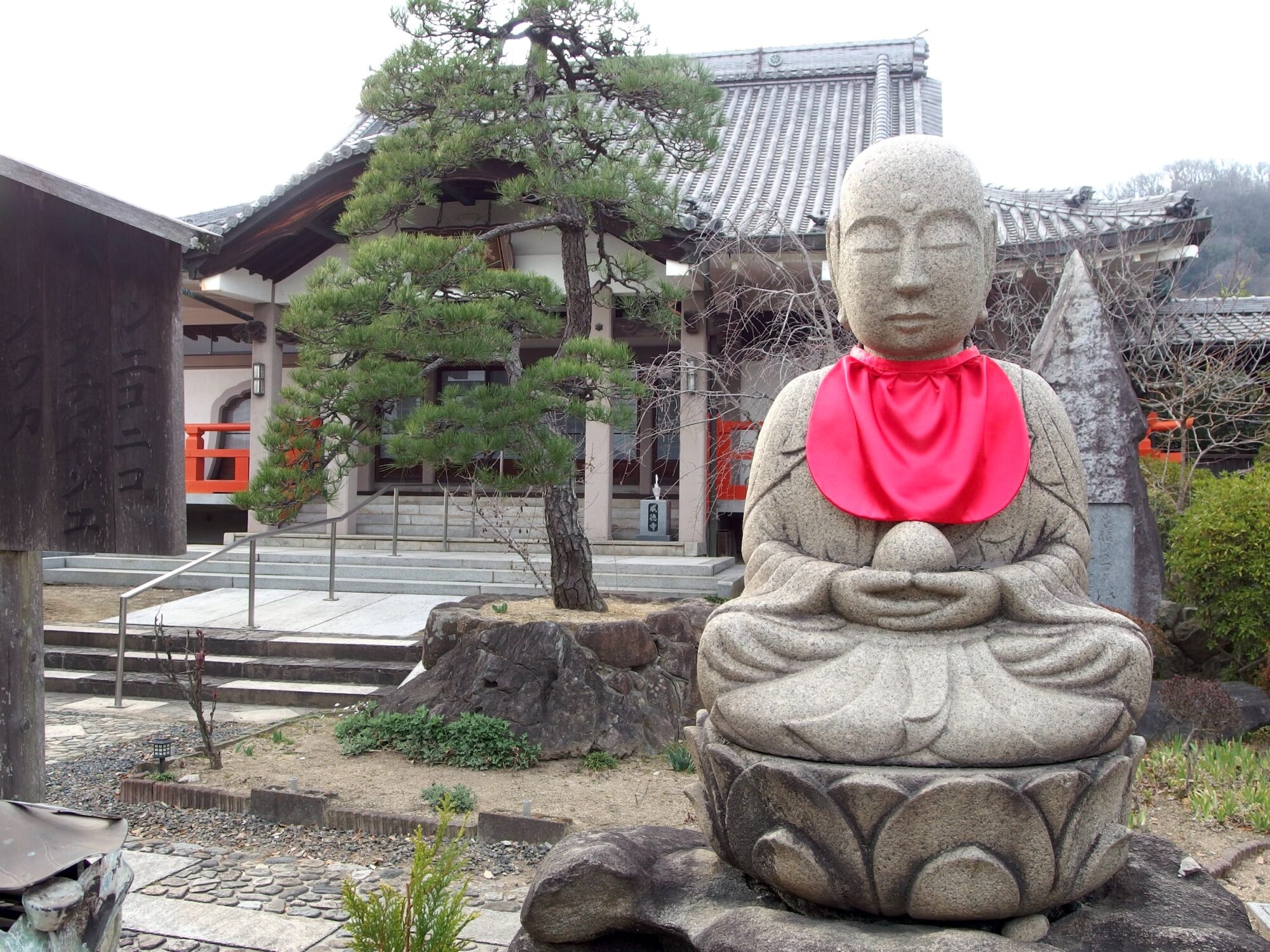 威徳寺の境内