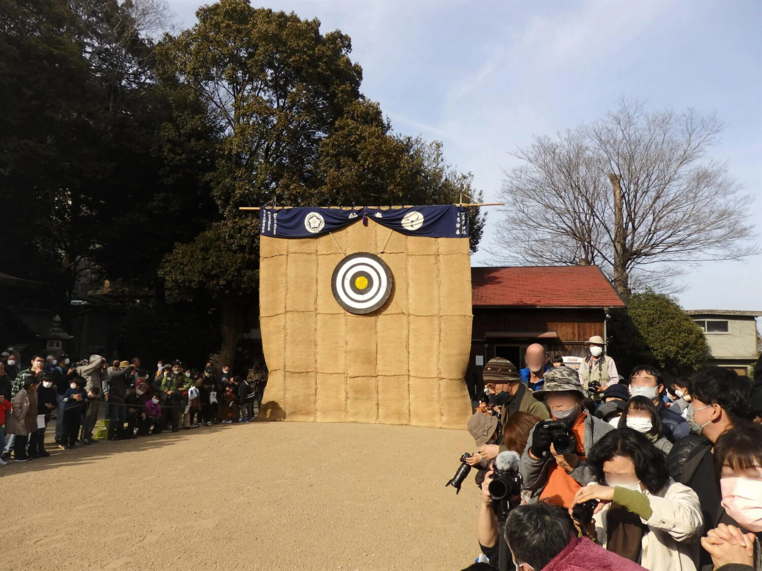 的が表を向き、緊張感が高まる