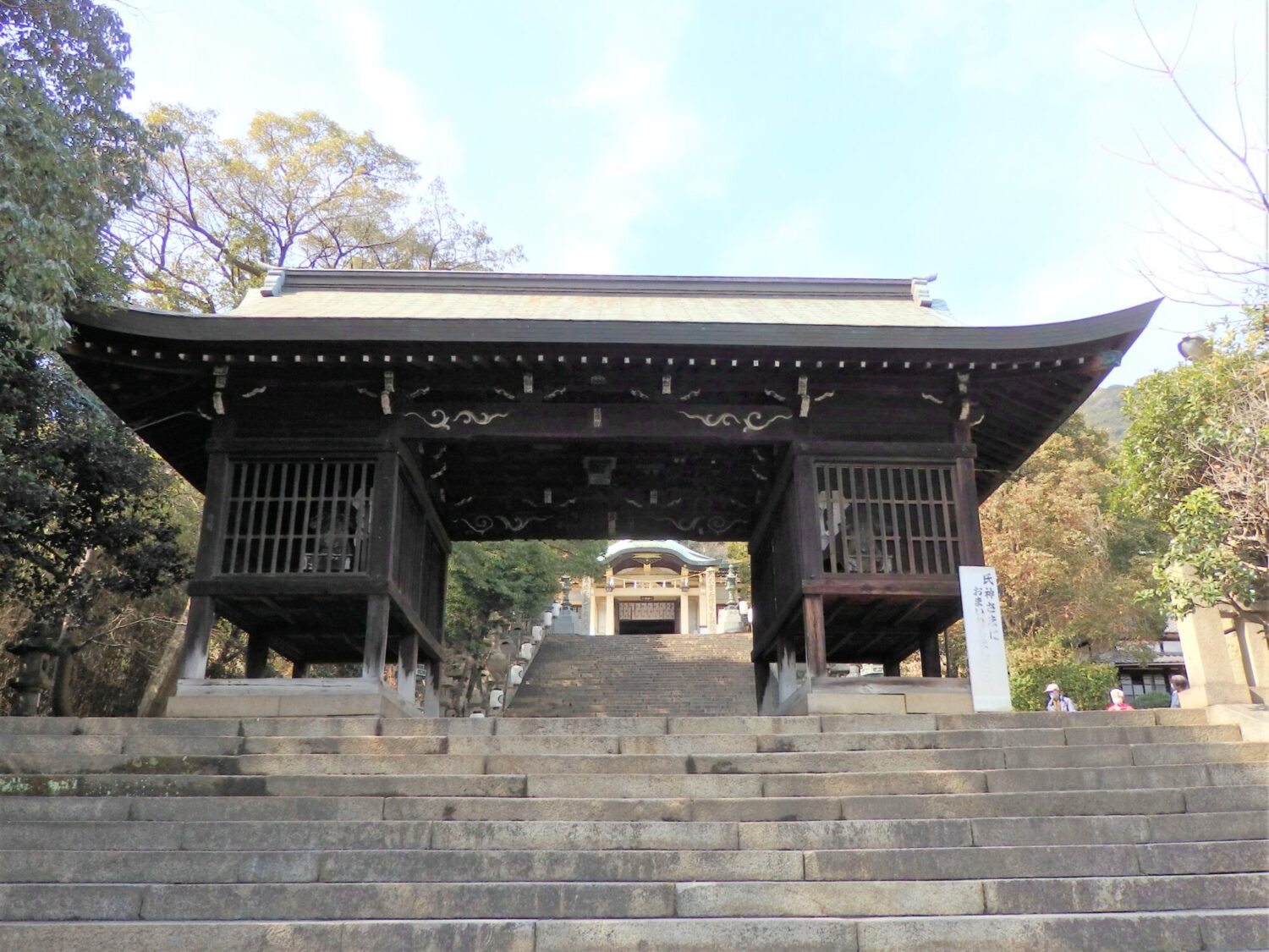 神社の守護神を配置した随身門