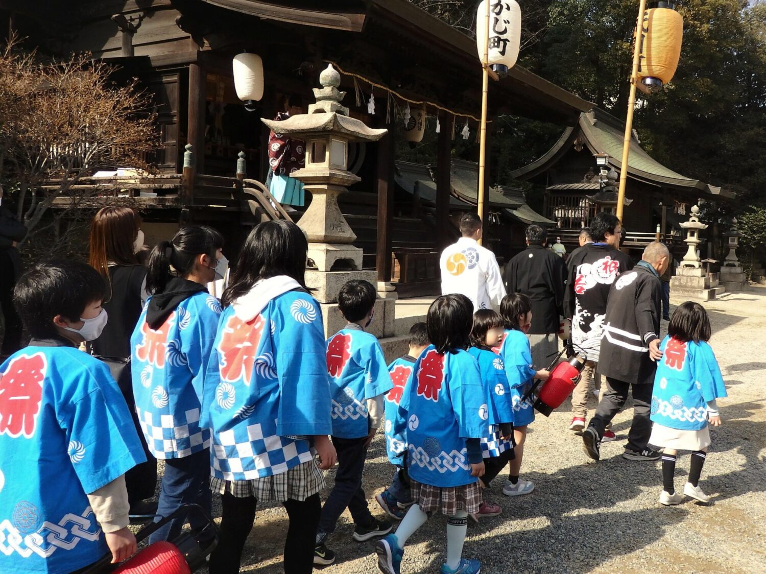 ｢申す、申す、お弓を申す｣と高唱しながら矢場へ向かうようすは、旧正月の音の風景