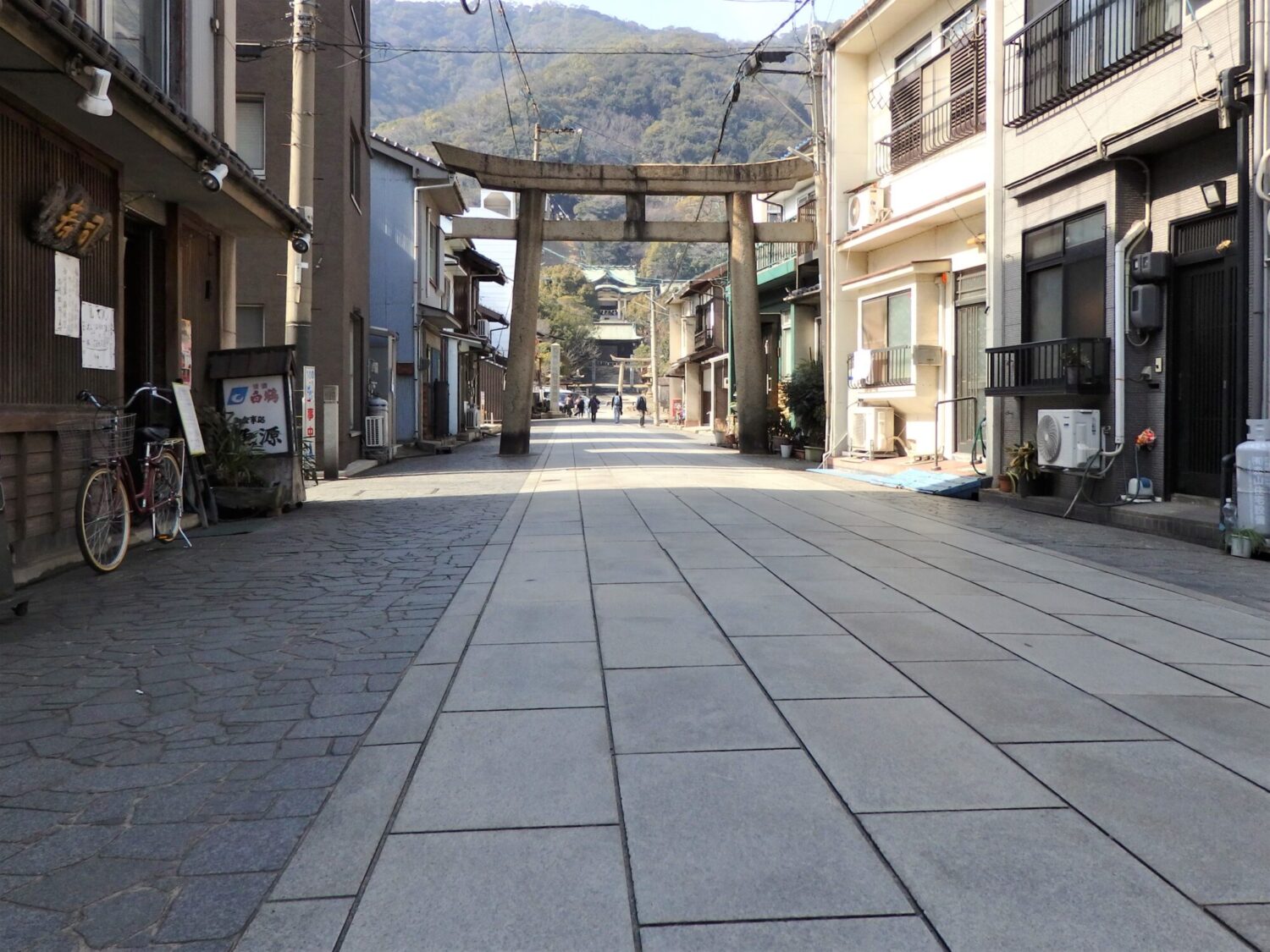 生活圏から神域へ参道の長いストローク