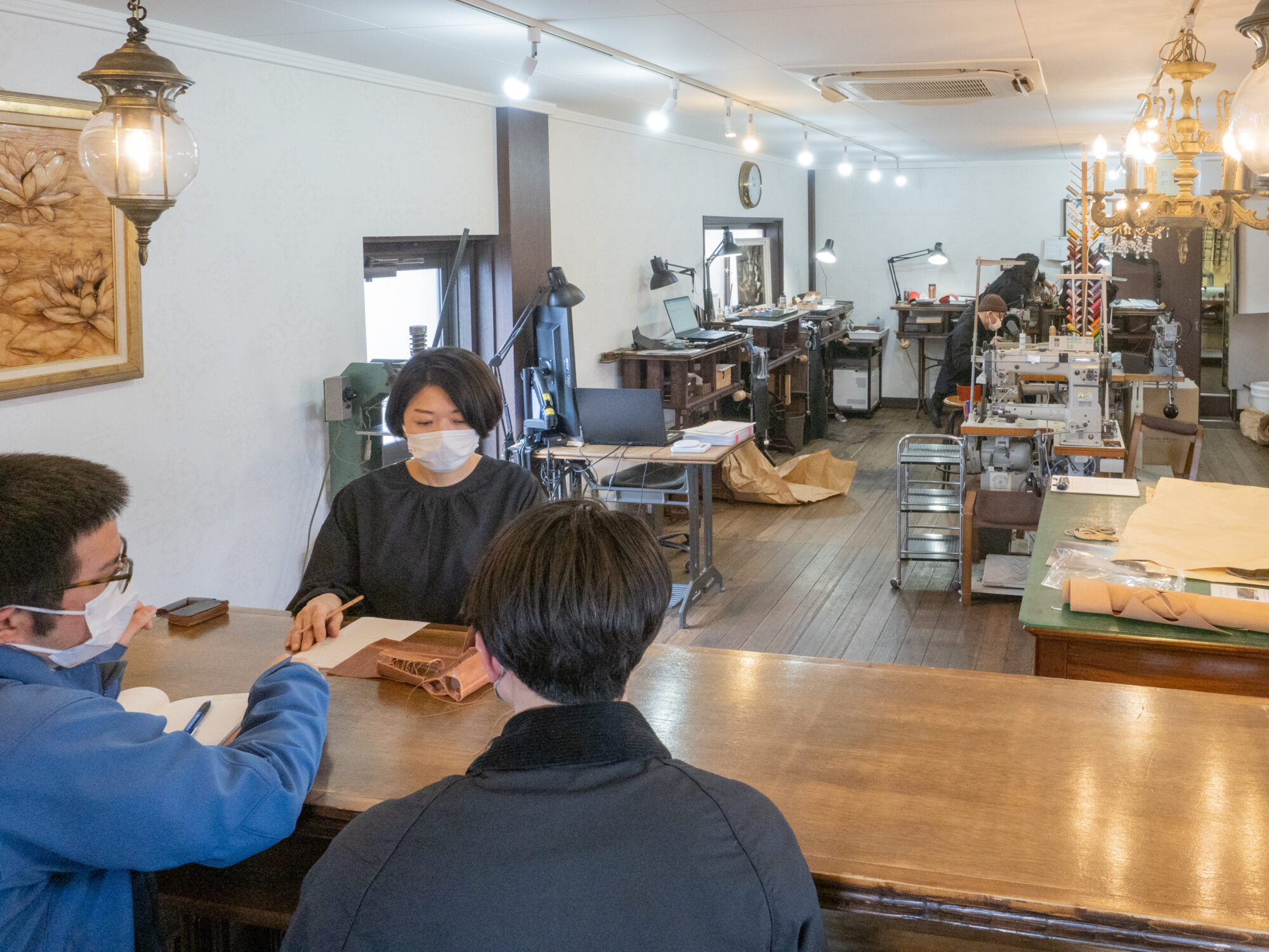 寿司店を参考にしたカウンターと、カウンター越しに見える作業場