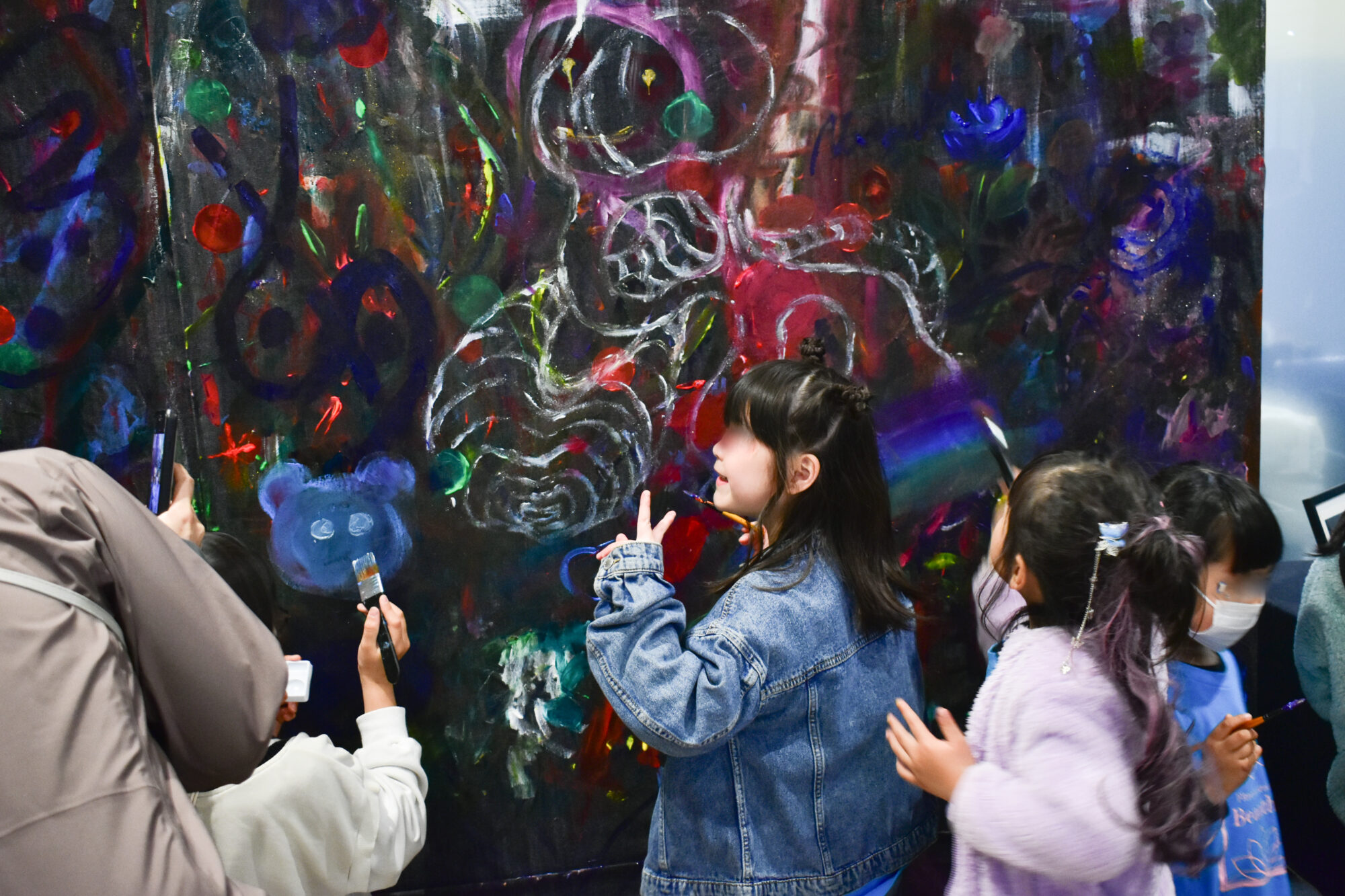 巨大キャンバスに向かう子どもたち