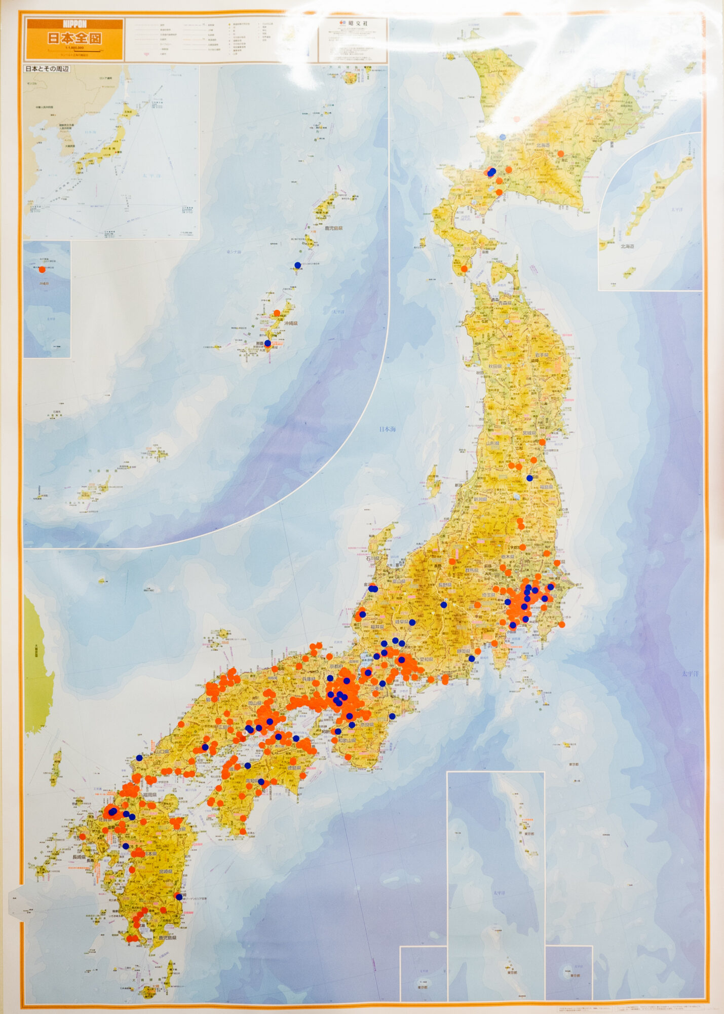 来店者が居住地のシールを貼った日本地図。岡山県・関西・南関東からの来店が多い