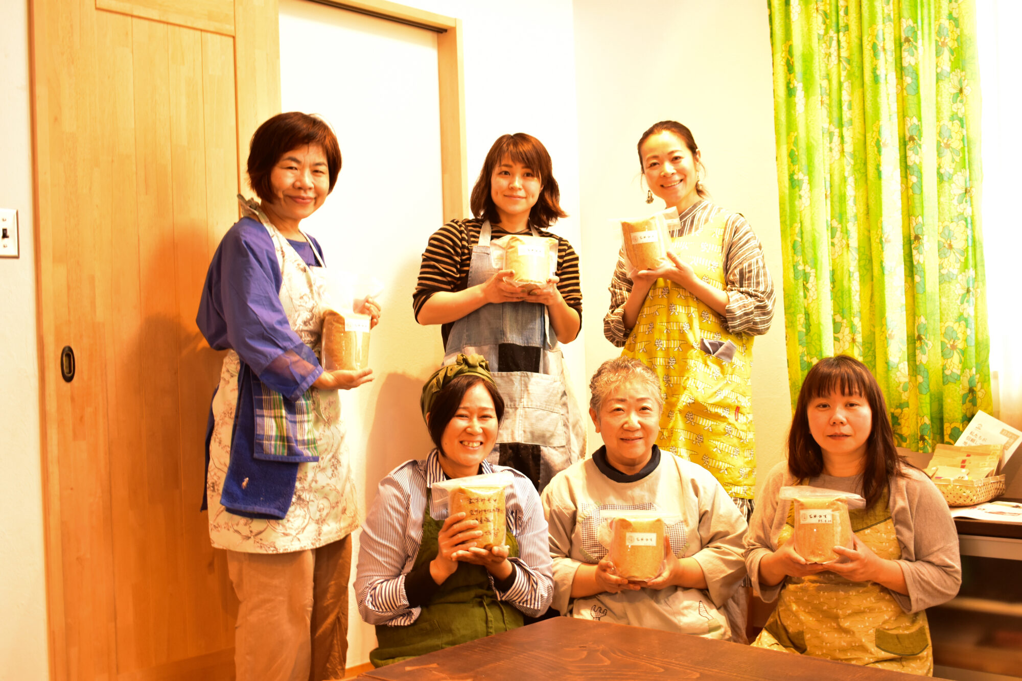 作った味噌を持って集合写真