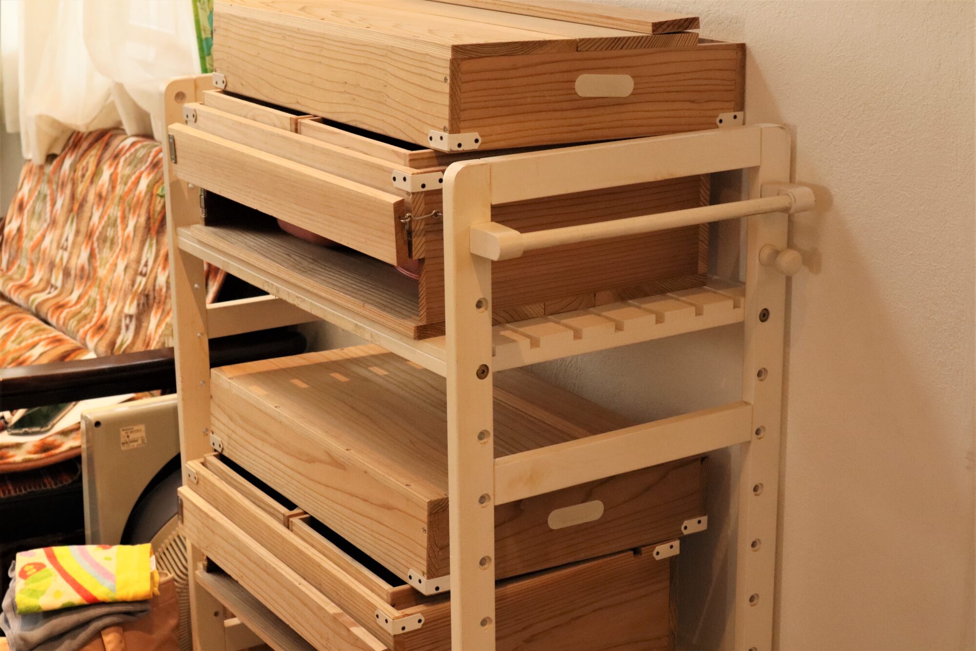 自家製の糀を作っている棚