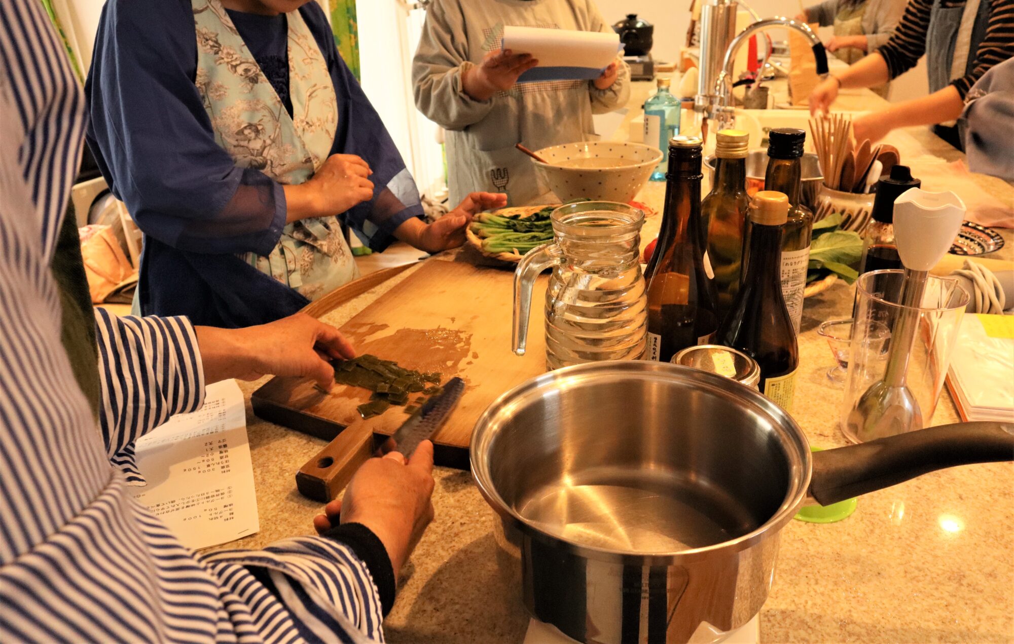 参加した人たちが料理するようす