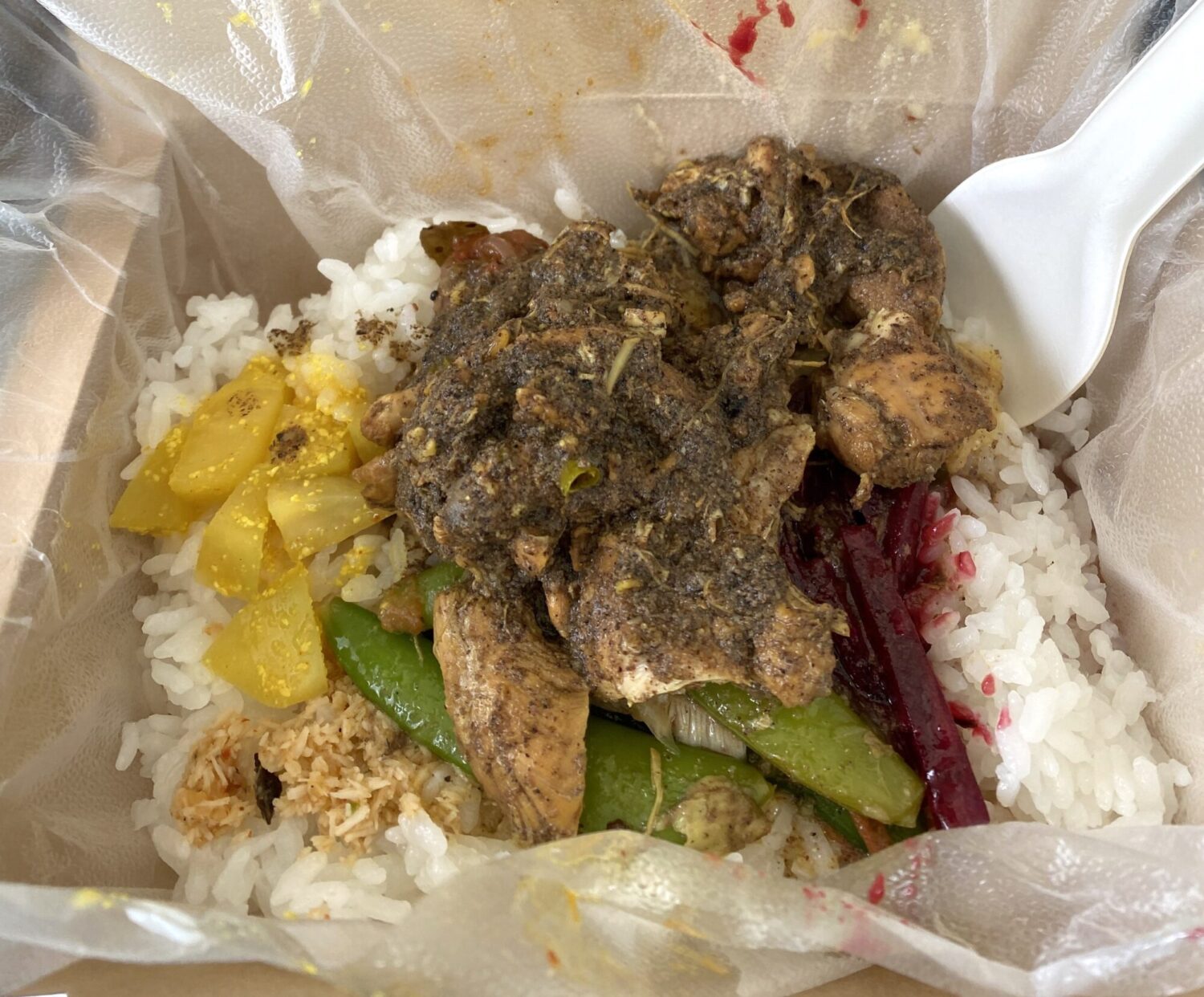 スリランカ式包み弁当のパーセルにカレーをかけた状態