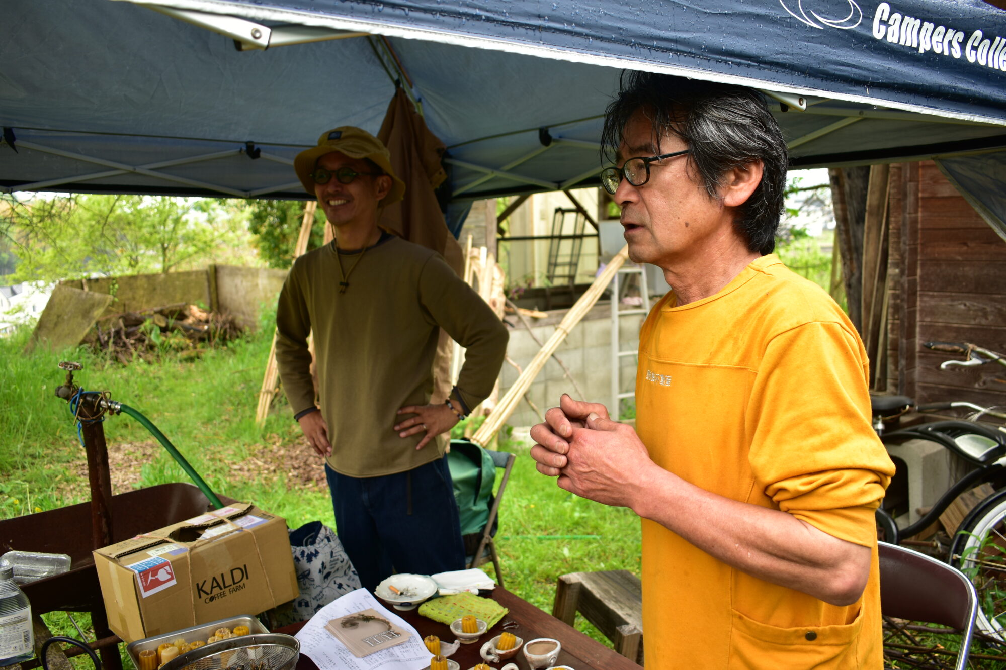 蜂蜜の説明をするあわむらさん(右)