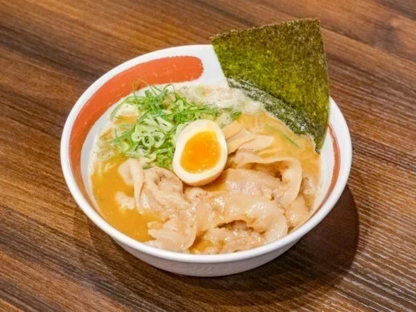 まる徳 福山曙店 〜 幅広いメニューと明るい接客で「ヌードル・レストラン」を目指す！こども食堂で地域の心とお腹を満たす活動も