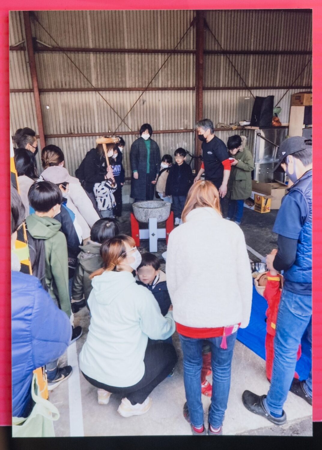 2023年（令和5年）1月に開催されたこども食堂では、餅つきがおこなわれた（写真提供：OGAMOCCA）