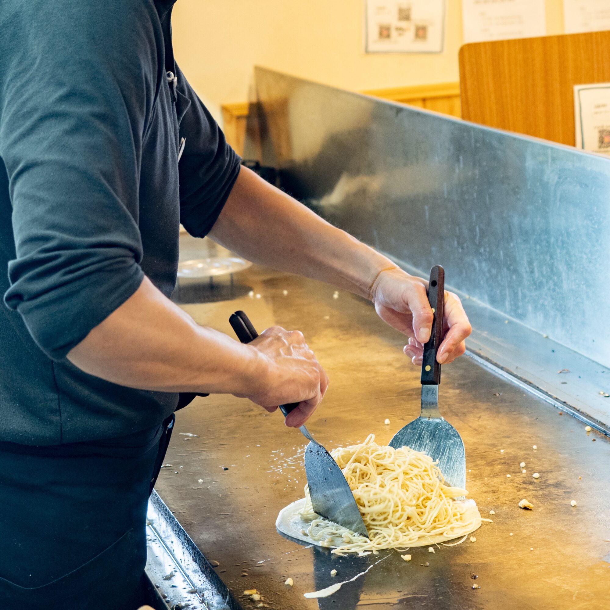 大地の母 本庄店：肉玉そば 調理風景