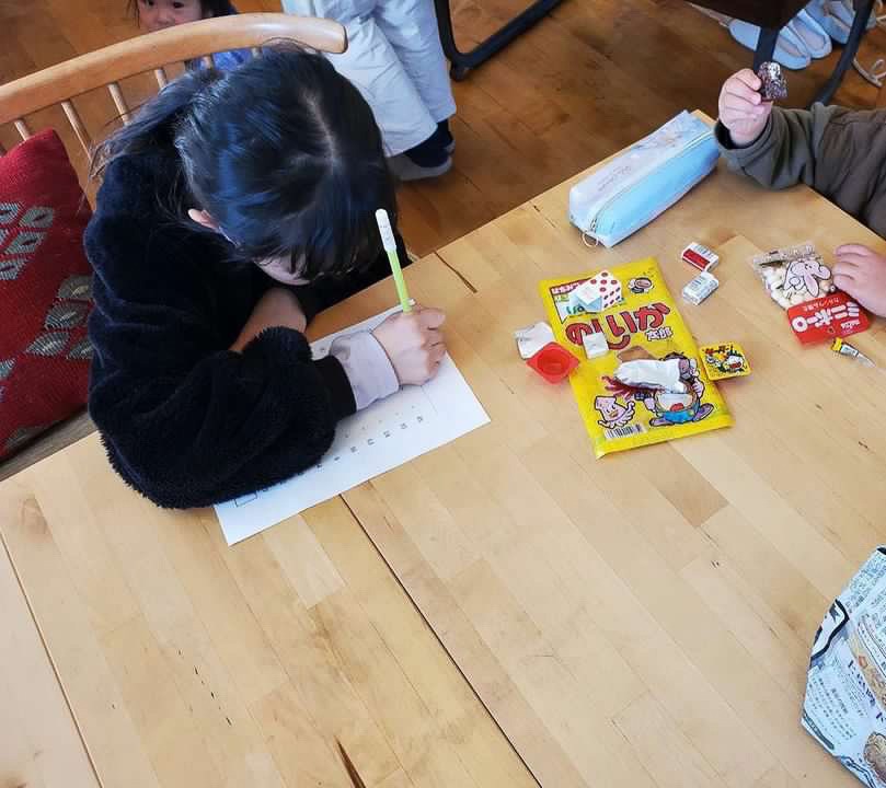 宿題をする子どものようす/写真提供：チロル堂大門店