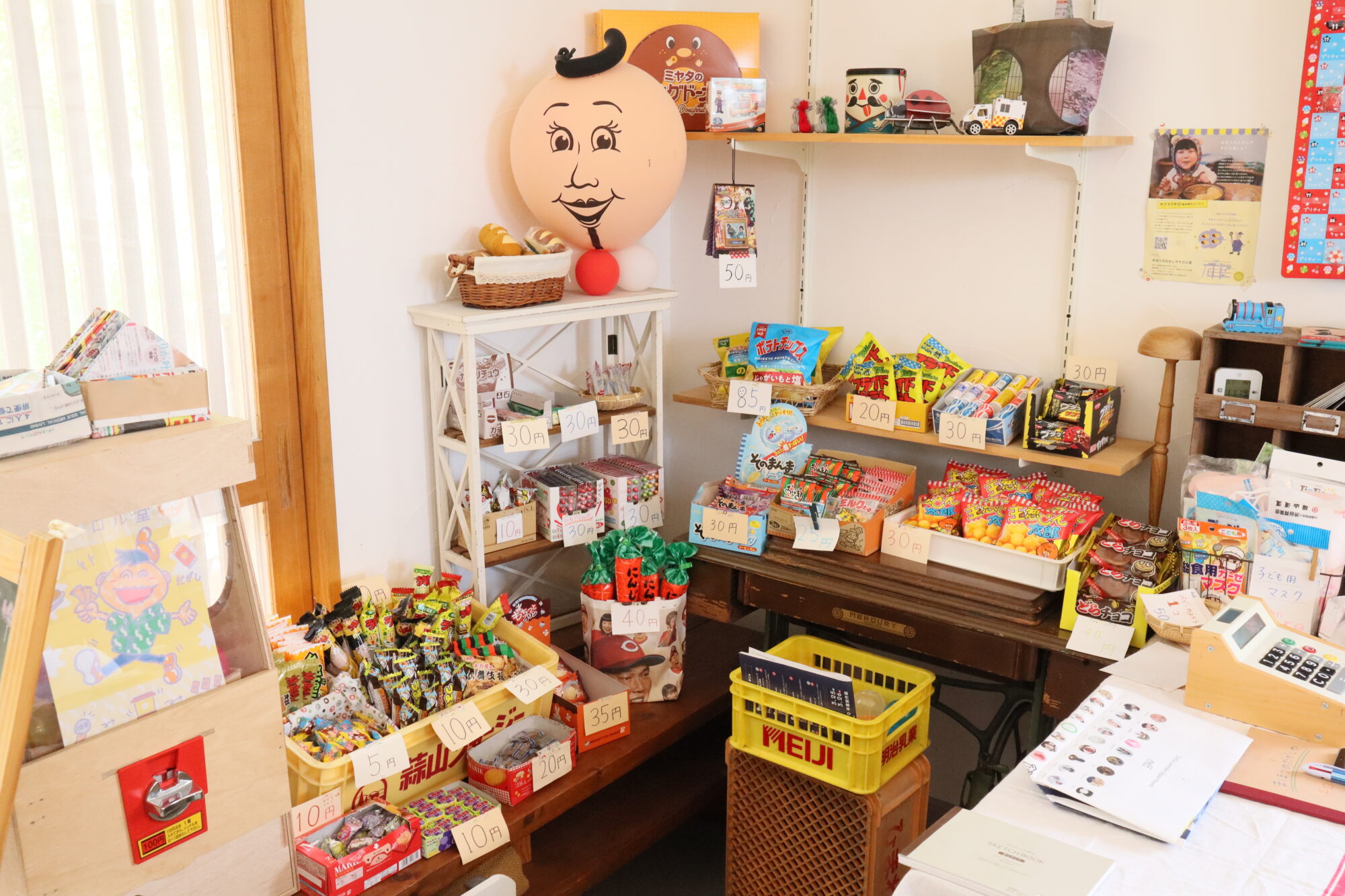入り口付近に並ぶ駄菓子