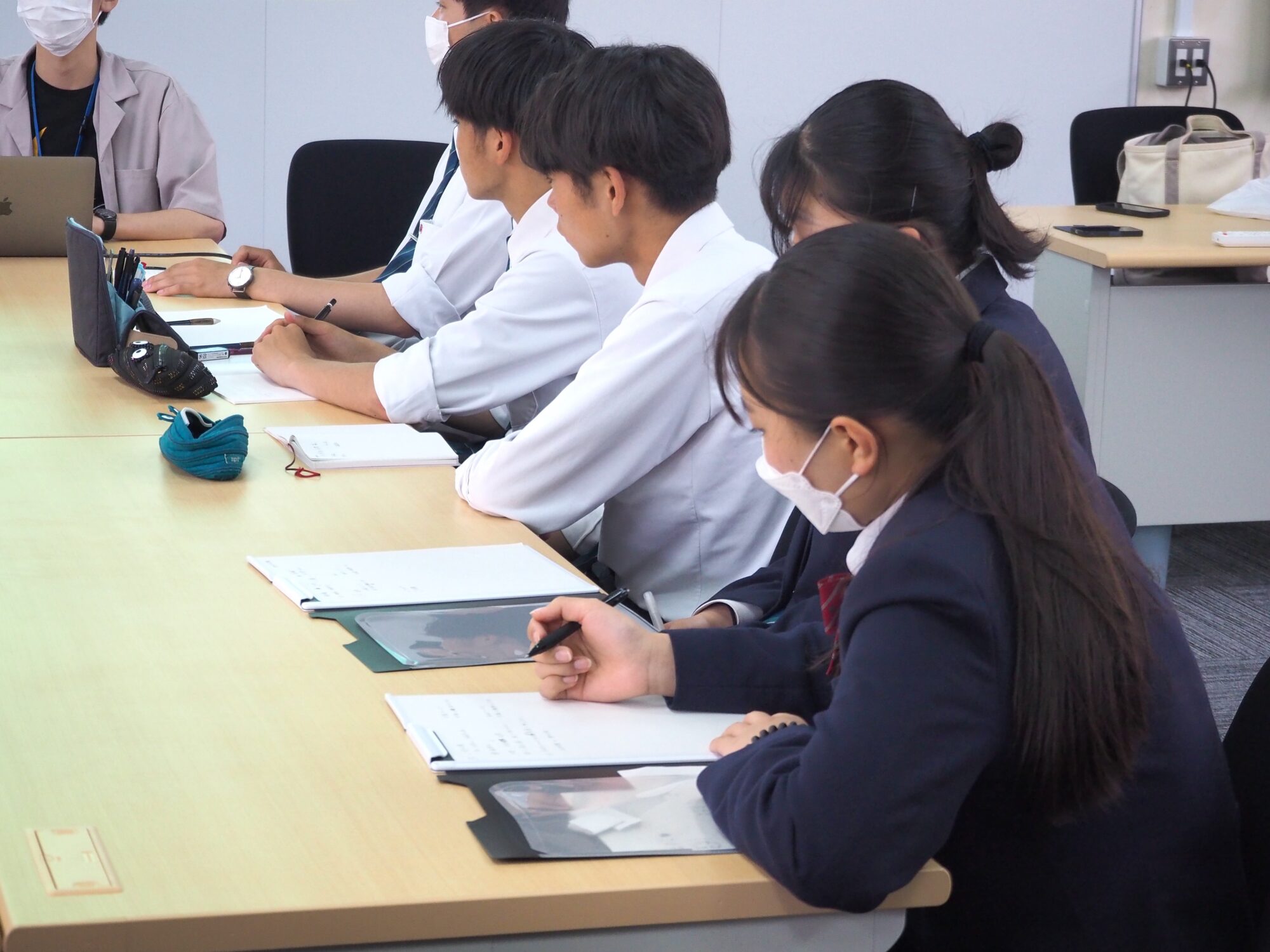 真剣に聞く笠岡商業の生徒たち