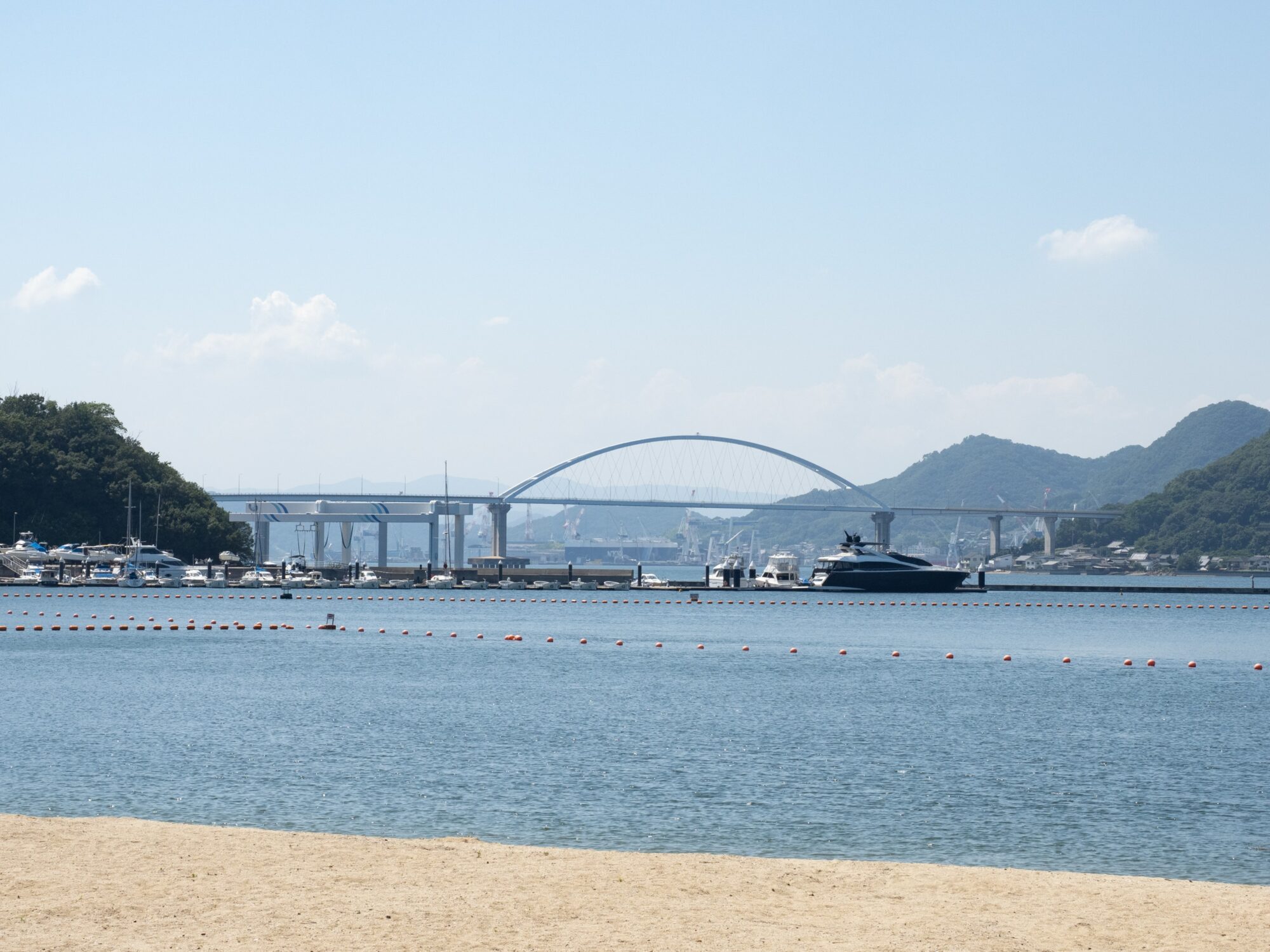 クレセントビーチ海浜公園：内海大橋の眺め