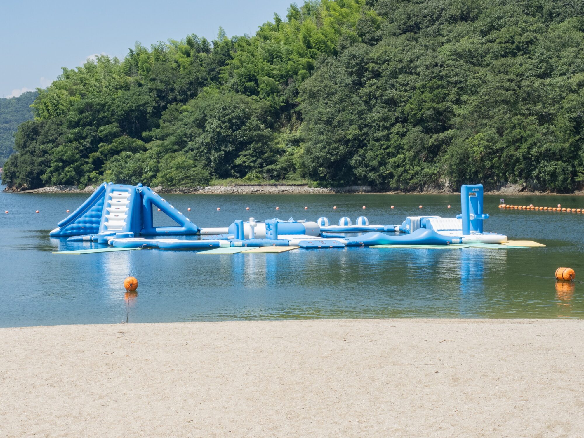 クレセントビーチ海浜公園：海上アスレチック うつみウォーターアイランド