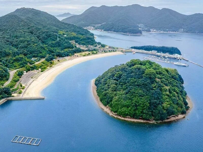 クレセントビーチ海浜公園 〜 年間通して楽しめる海のレジャースポット。海水浴・海上アスレチックから海辺のキャンプまでも