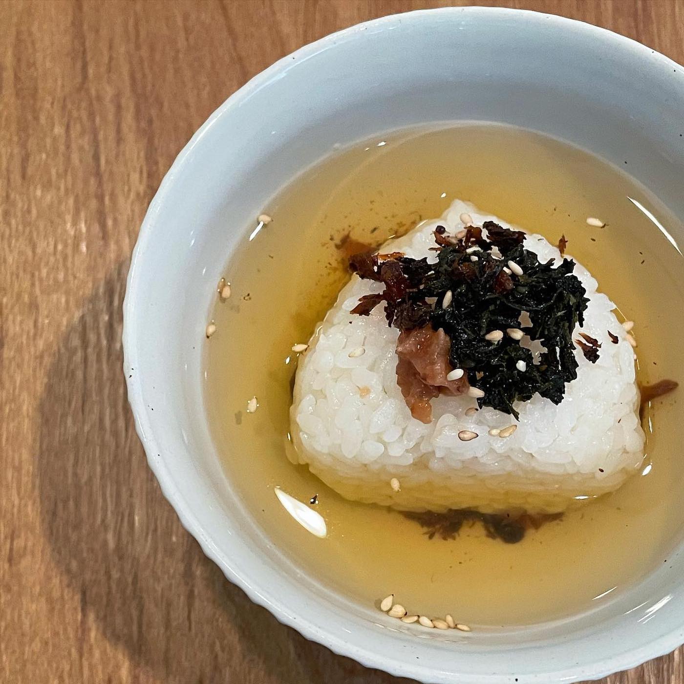 出汁茶漬けに茶殻わさびをトッピング（写真提供：福山オリエンタルホテル）