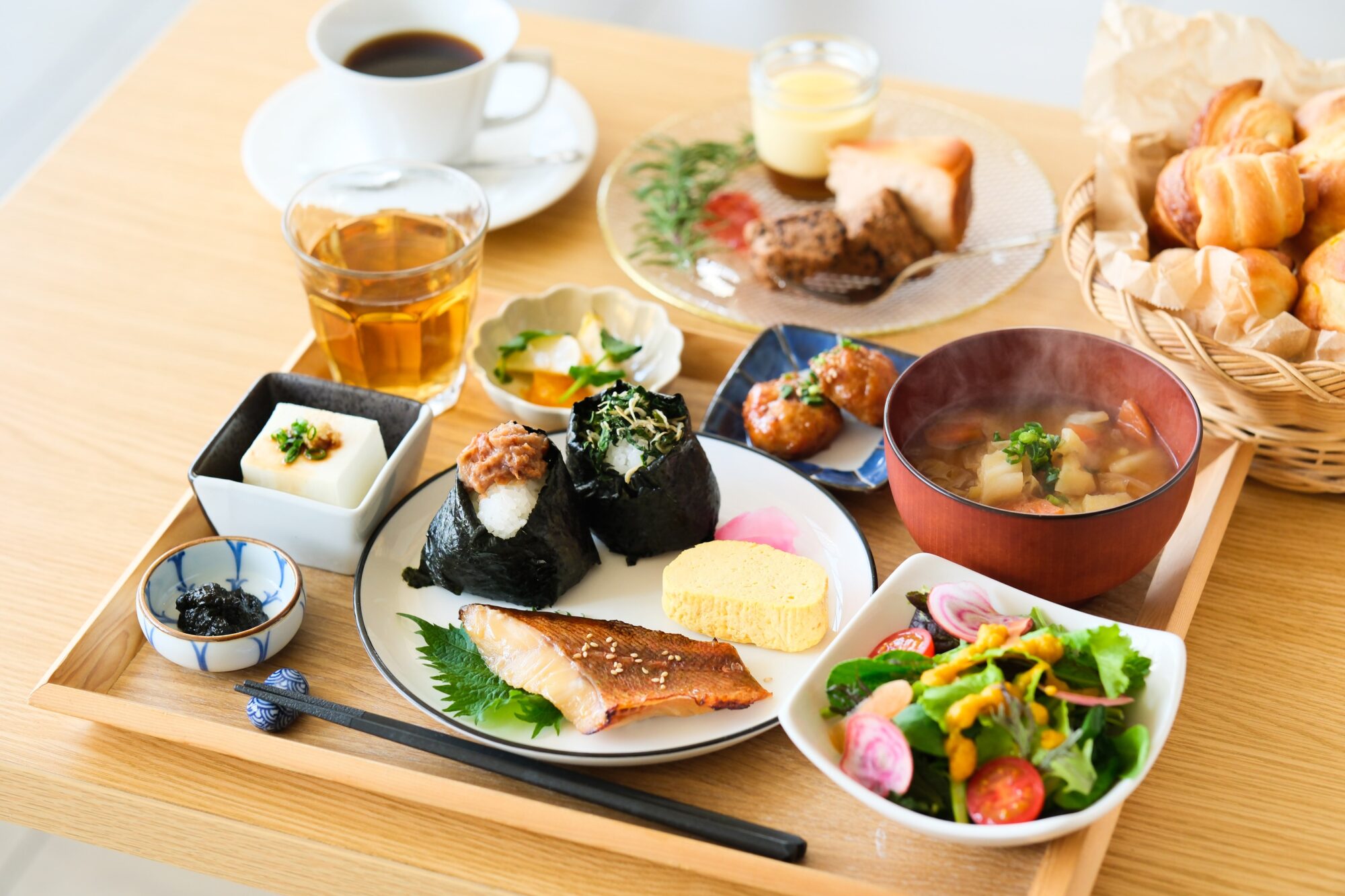 手作りの惣菜とおにぎり（写真提供：福山オリエンタルホテル）