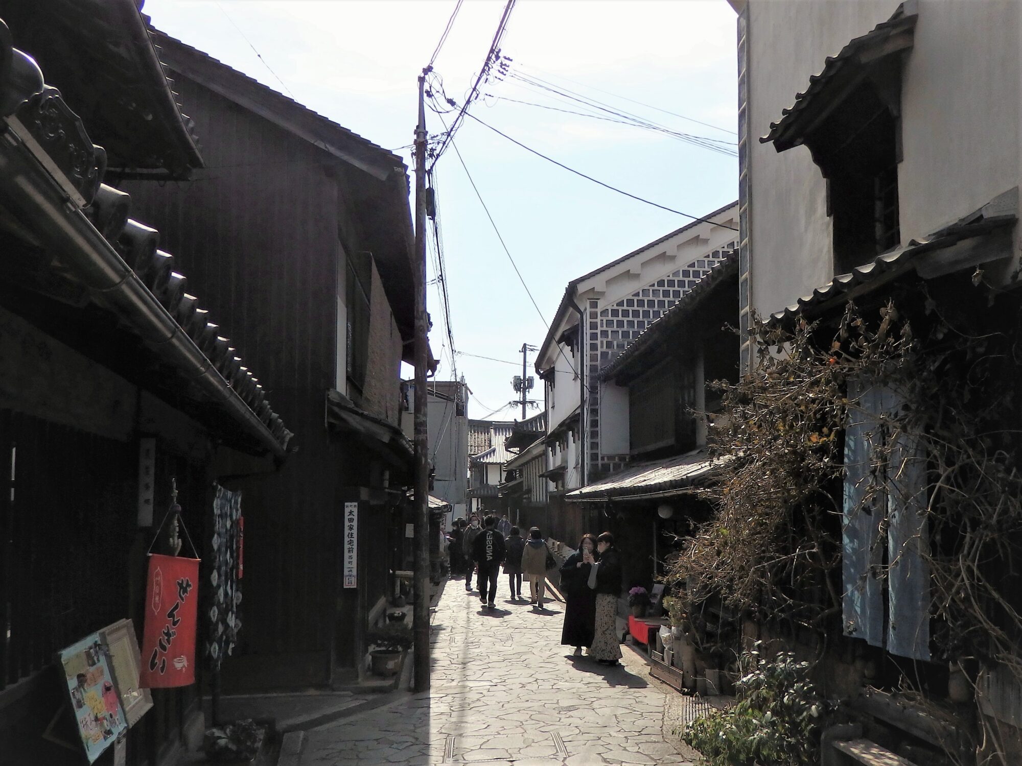 細い路地とふぞろいな高さの屋根も鞆らしい景観