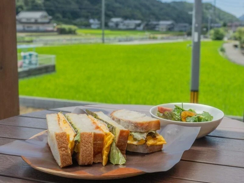芦原商店 〜 加茂ののどかな風景を眺めながらゆったりとくつろげるカフェ。過ごしやすい高床の建物にも注目