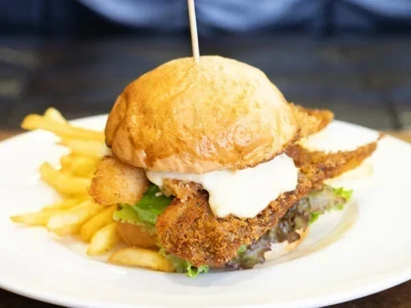 【閉店】サニーバーガー 〜 地元・内海で捕れた旬の瀬戸内魚介をハンバーガーで味わう！クレセントビーチにあるフィッシュバーガー専門店