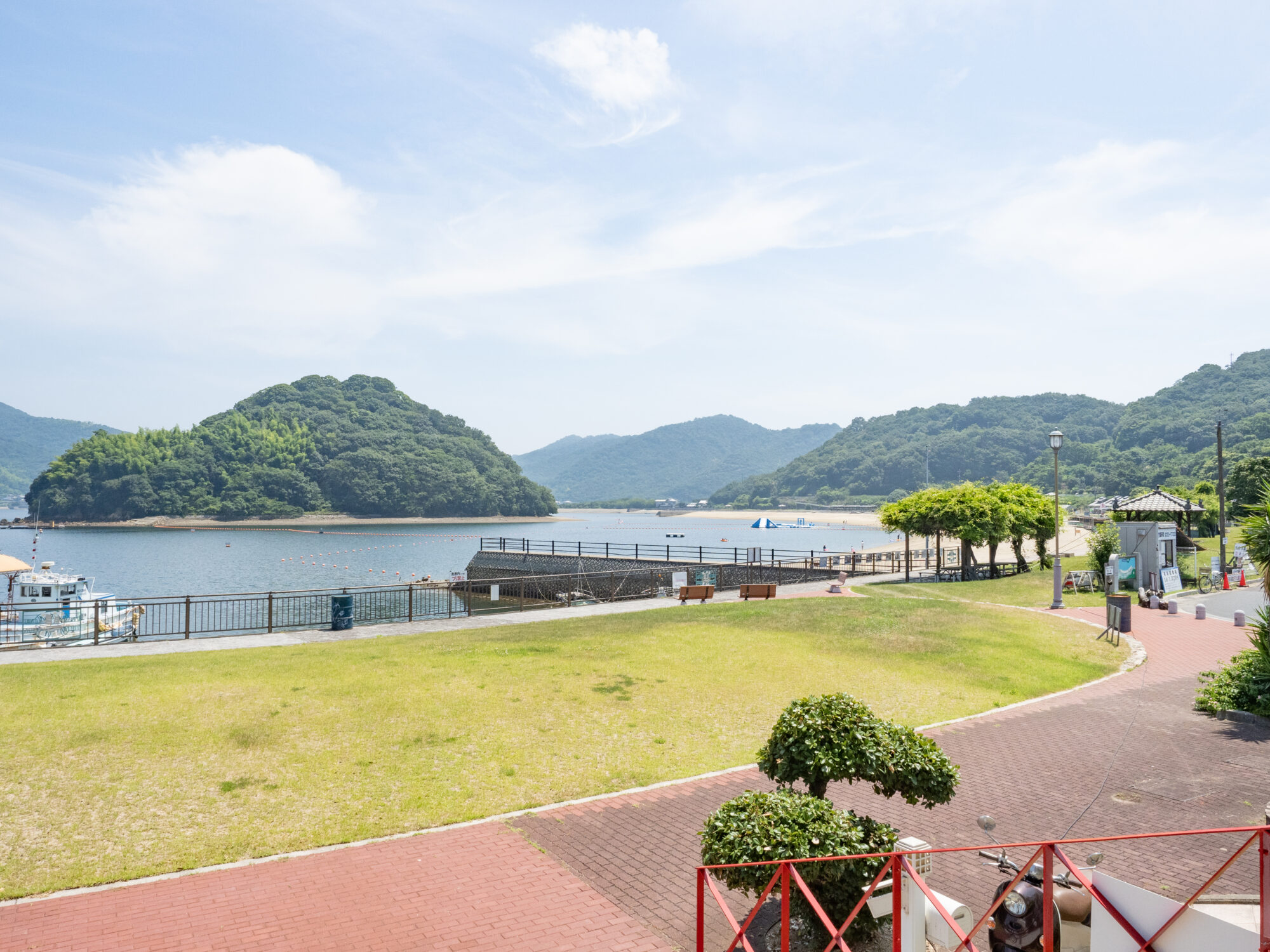サニーバーガー前からのクレセントビーチ海浜公園の景観