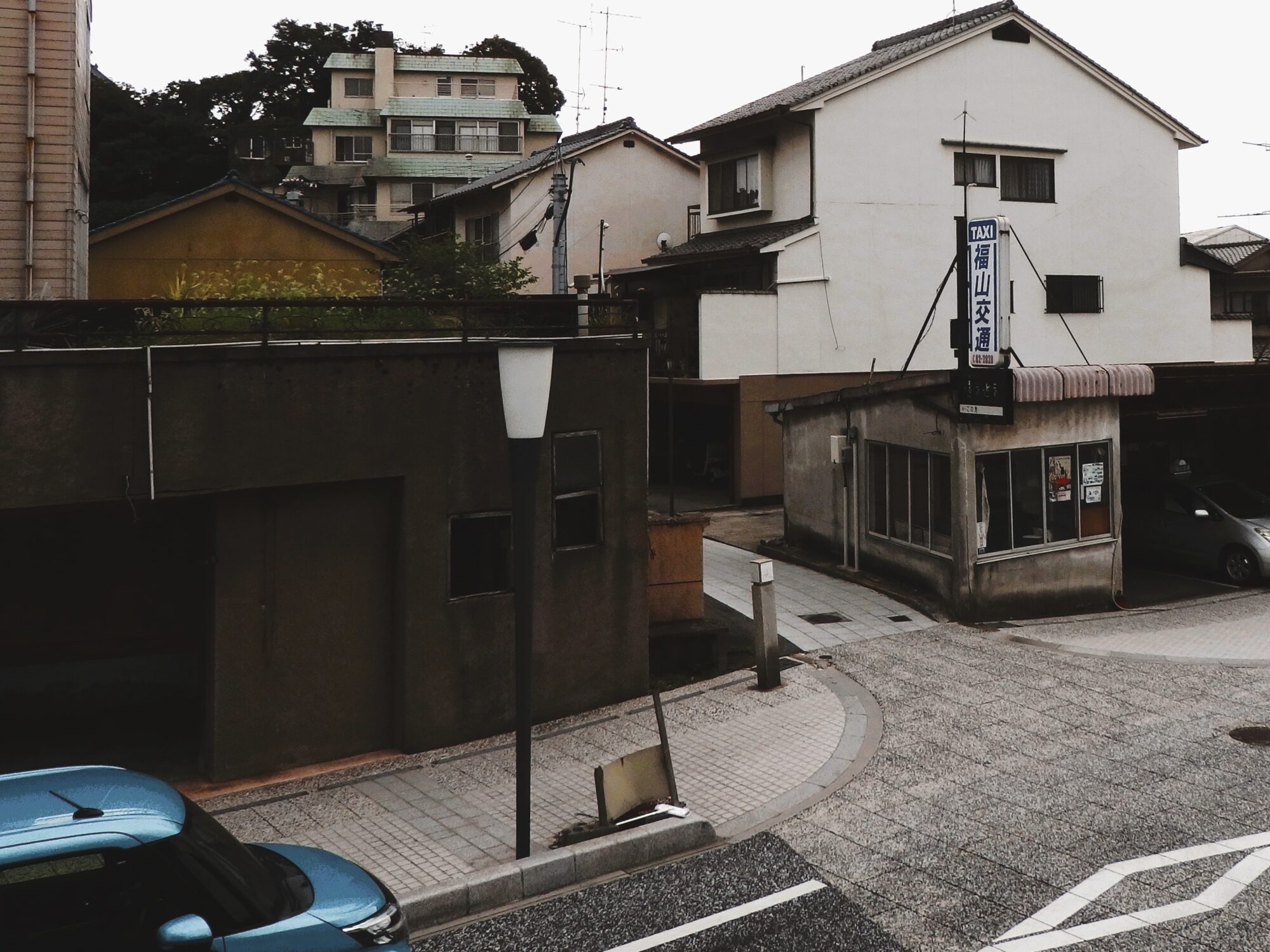 ありそろうへの道順は平成いろは丸の市営渡船場から南へ十数m先、福山交通の看板手前の小道を入る