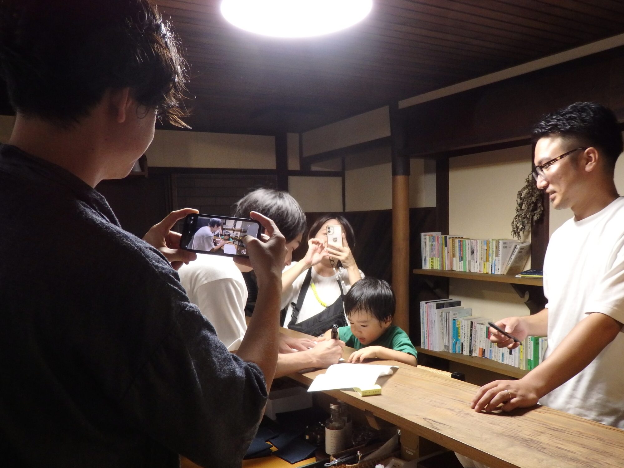 イベント後の即席サイン会 アンパンマンを描いて！とねだる男の子