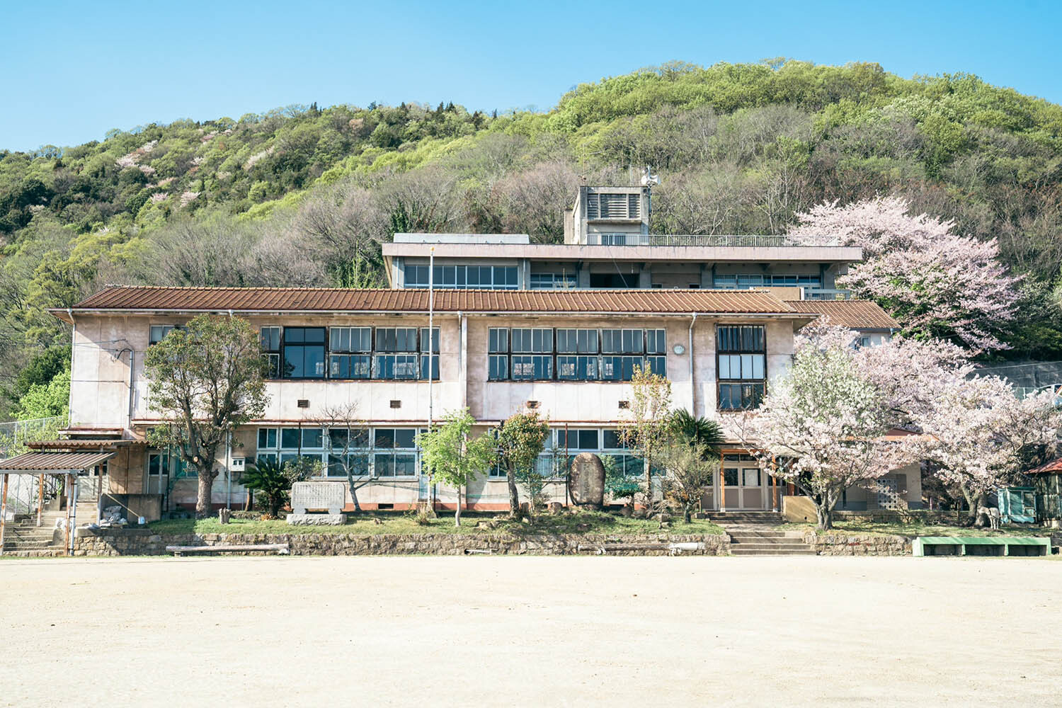 海の校舎全景