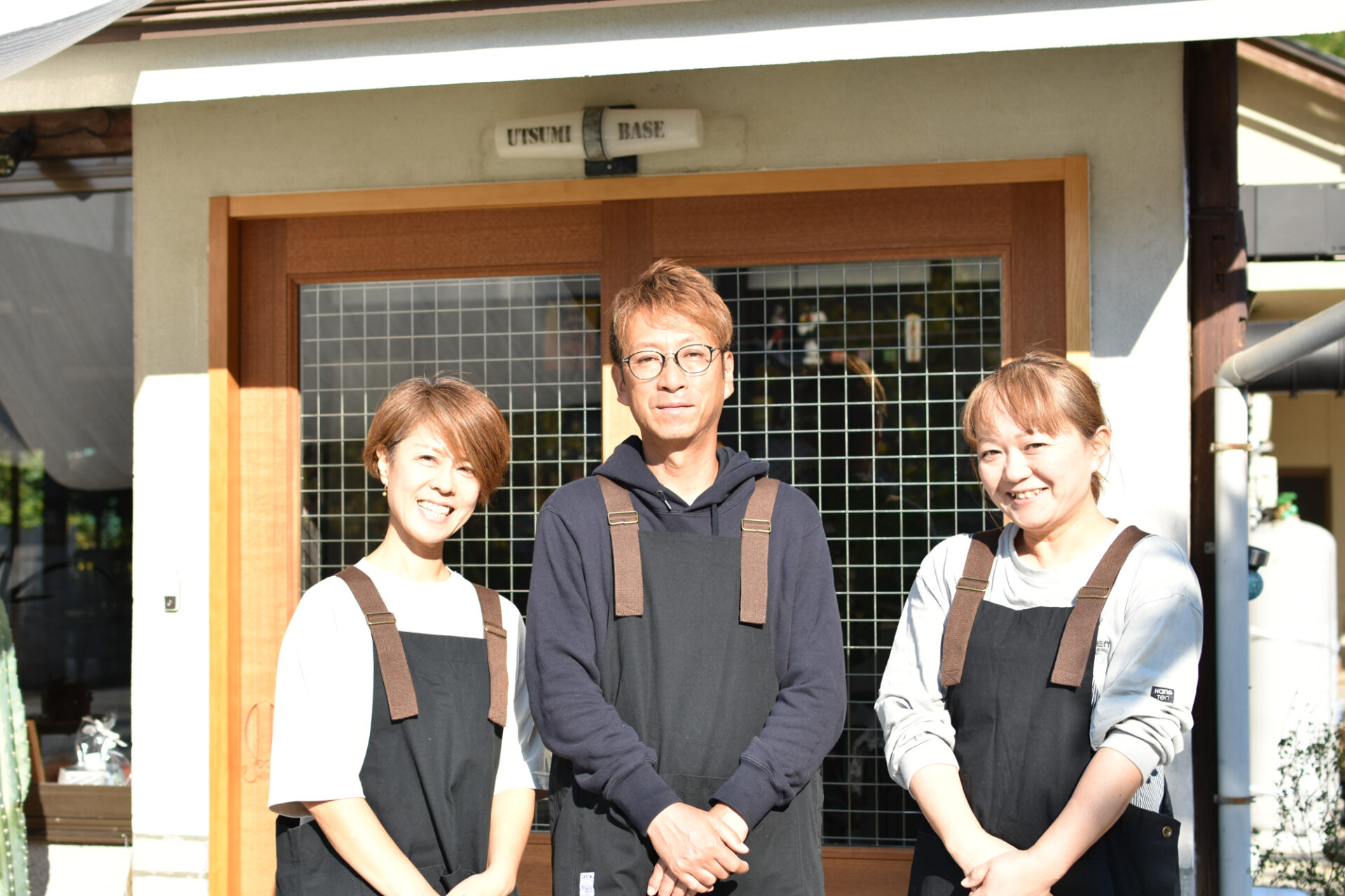 向かって左から岡本雅美さん、岡本昌明さん、安原真由美さん