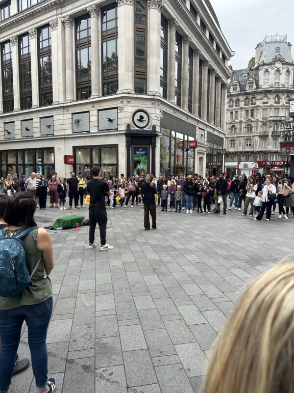 ロンドン、レスタースクエアでのパフォーマンスのようす　写真提供：S4（吉原颯太さん）